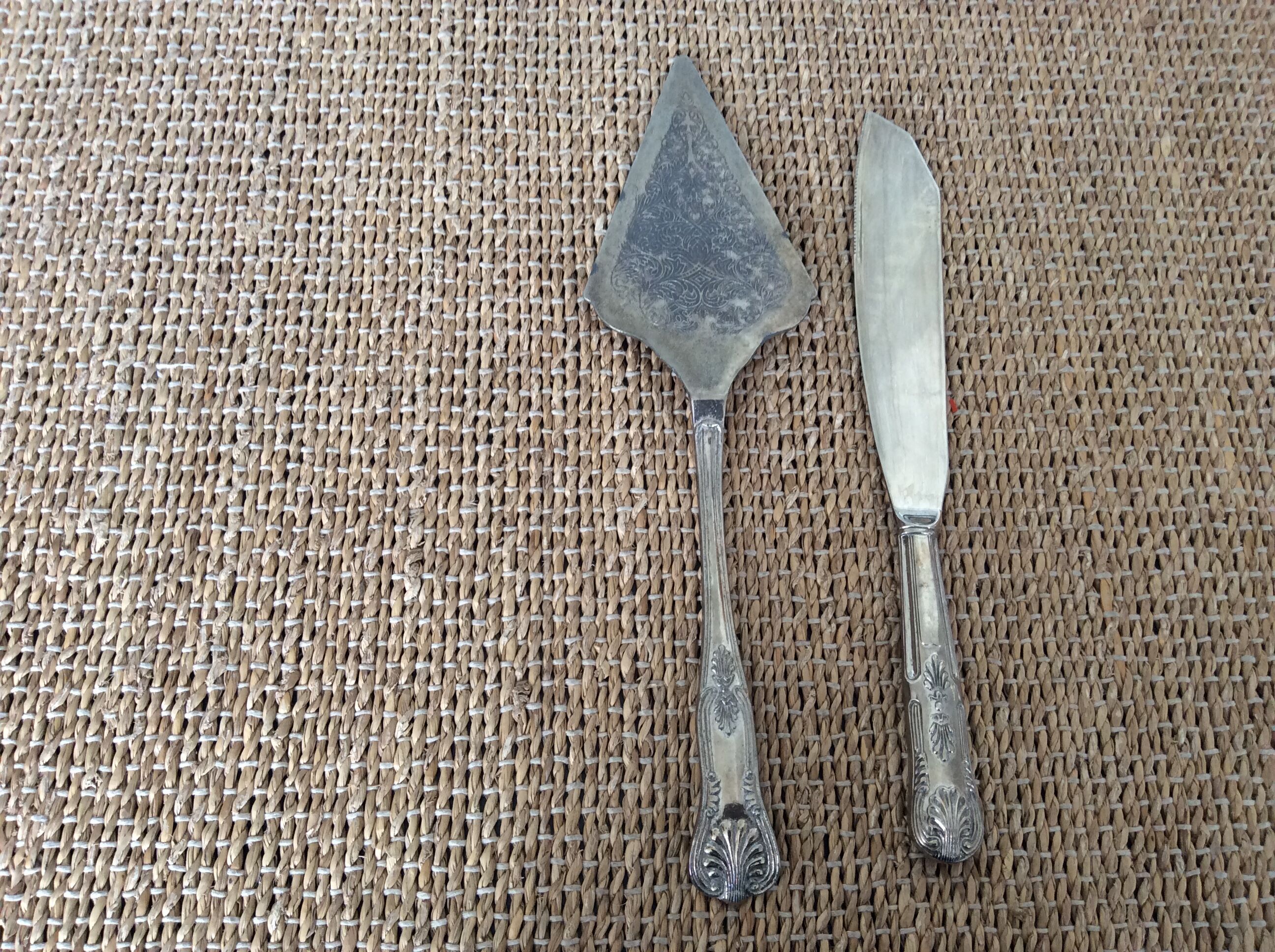 Shovel and cake knife