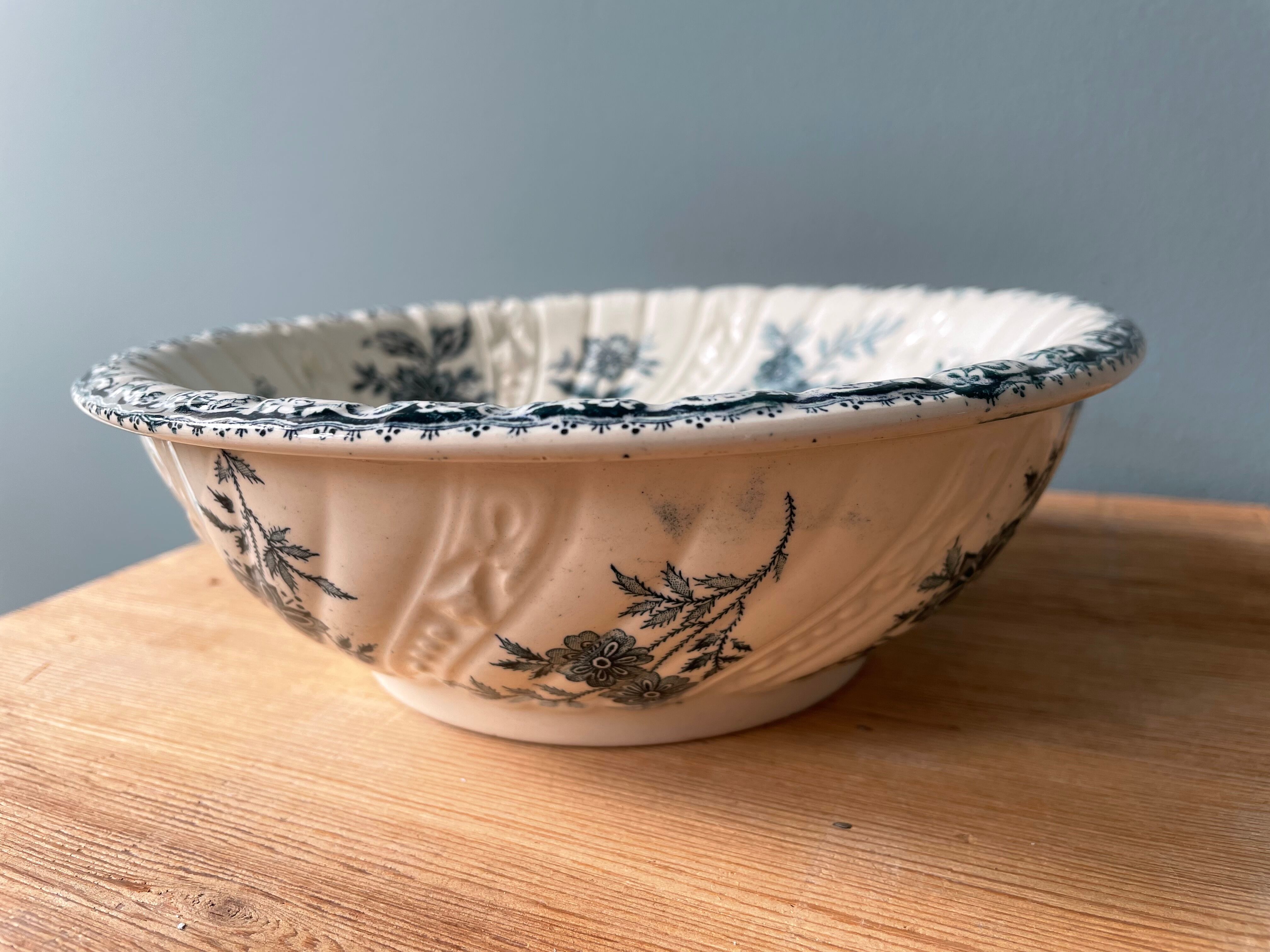 Soap cup 1900 in earthenware of St Amand Et Hamage, Nigella collection