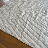 Tapis berbère beni ouarain blanc a motifs en reliefs abstrait