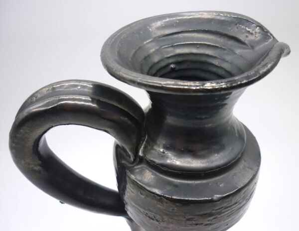 Vase pichet en céramique émaillée noire métal, signé Jean Marais, Vallauris