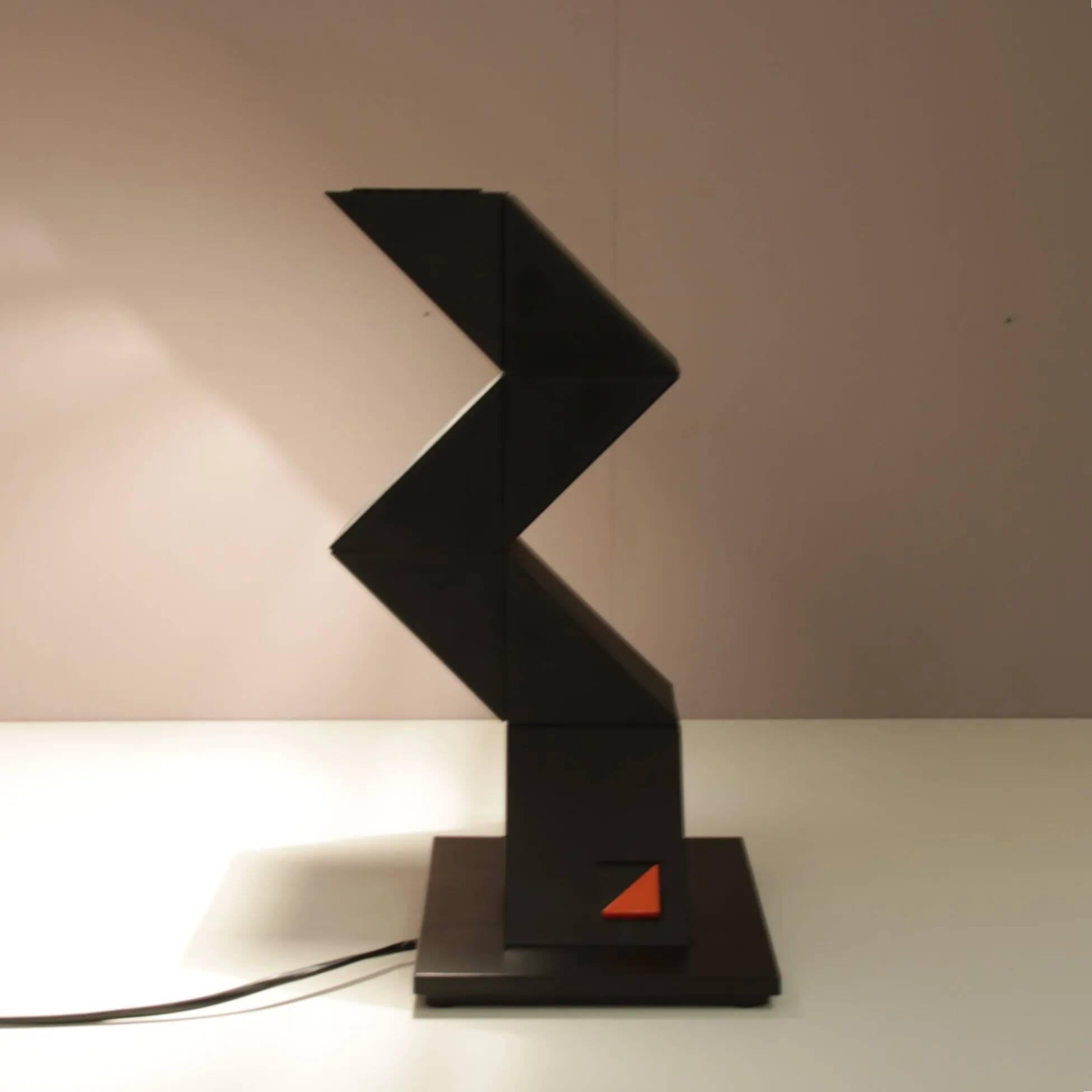 Lampe de bureau « Zig Zag » des années 1980, conçue par Shui L. D. Chan pour New Horizons, Hong Kong.