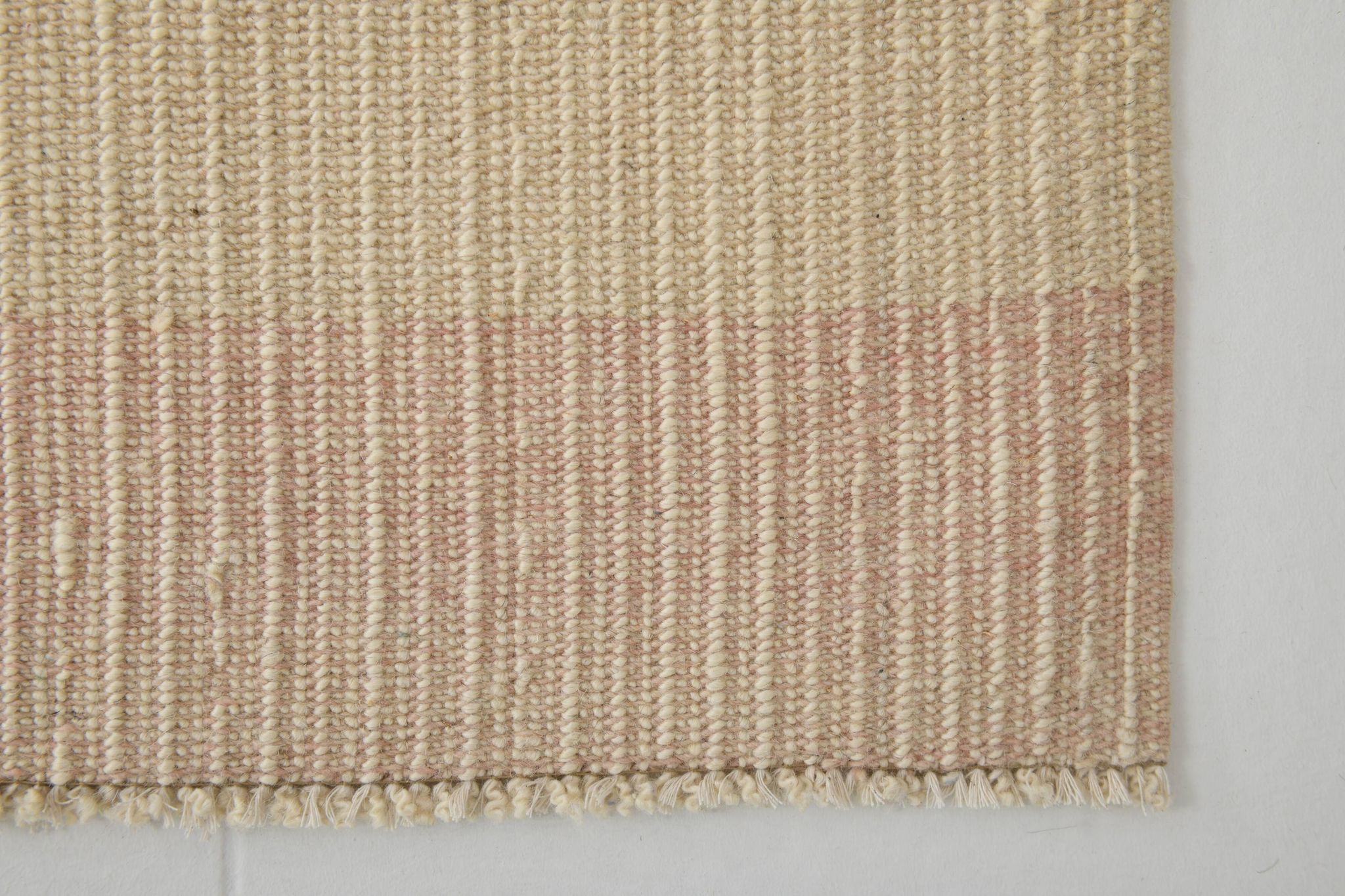Tapis Kilim en jute et laine rose clair fait main