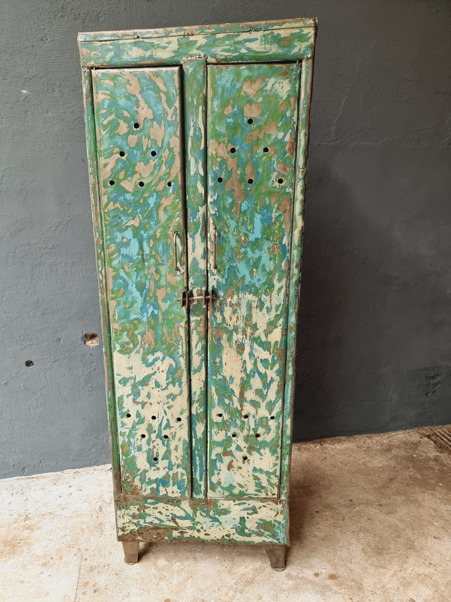 Armoire industrielle casier