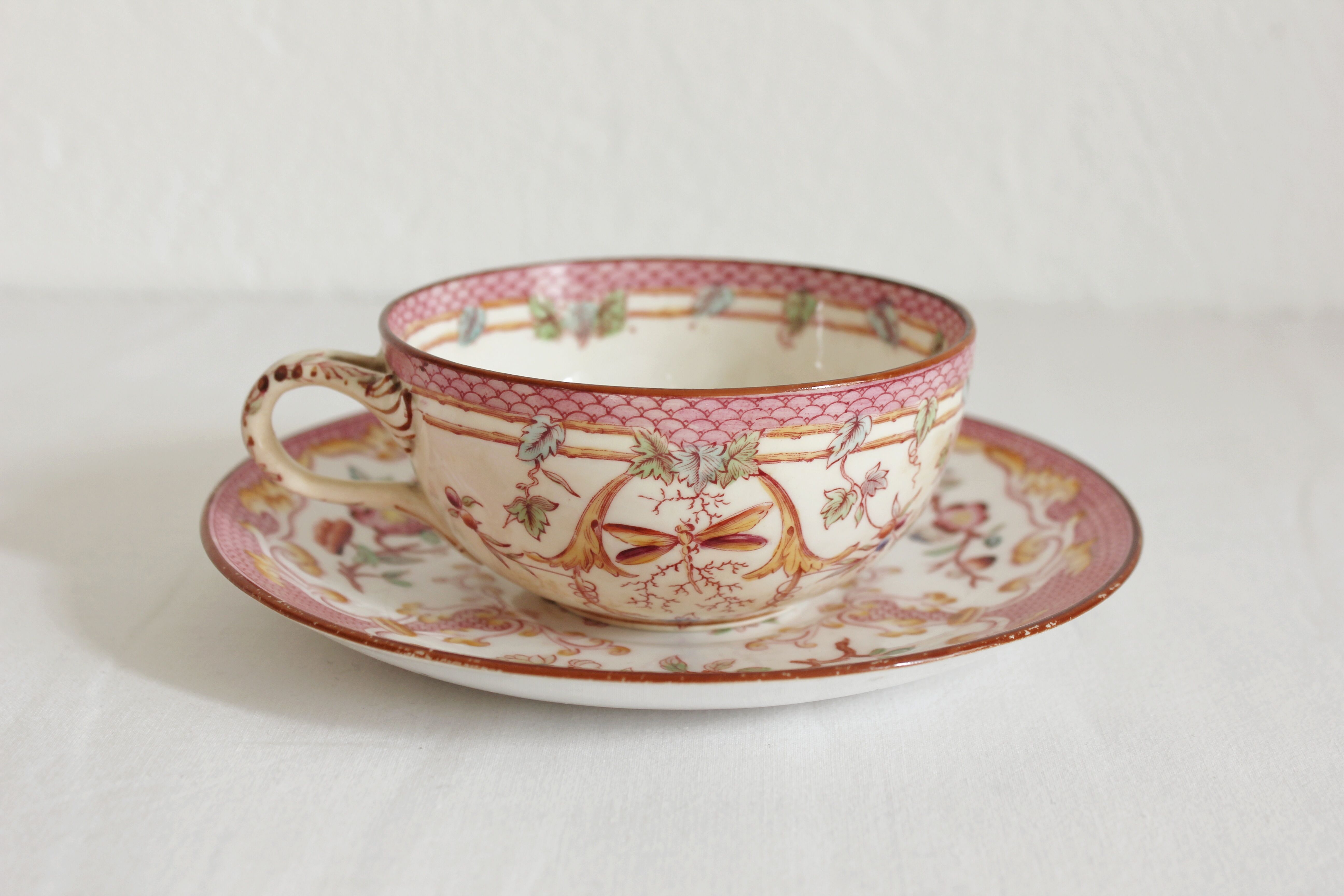 Tasse à café en terre de fer décor Minton rose Sarreguemines fin XIXe