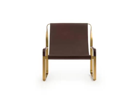 Fauteuil contemporain en acier doré vieilli et cuir marron