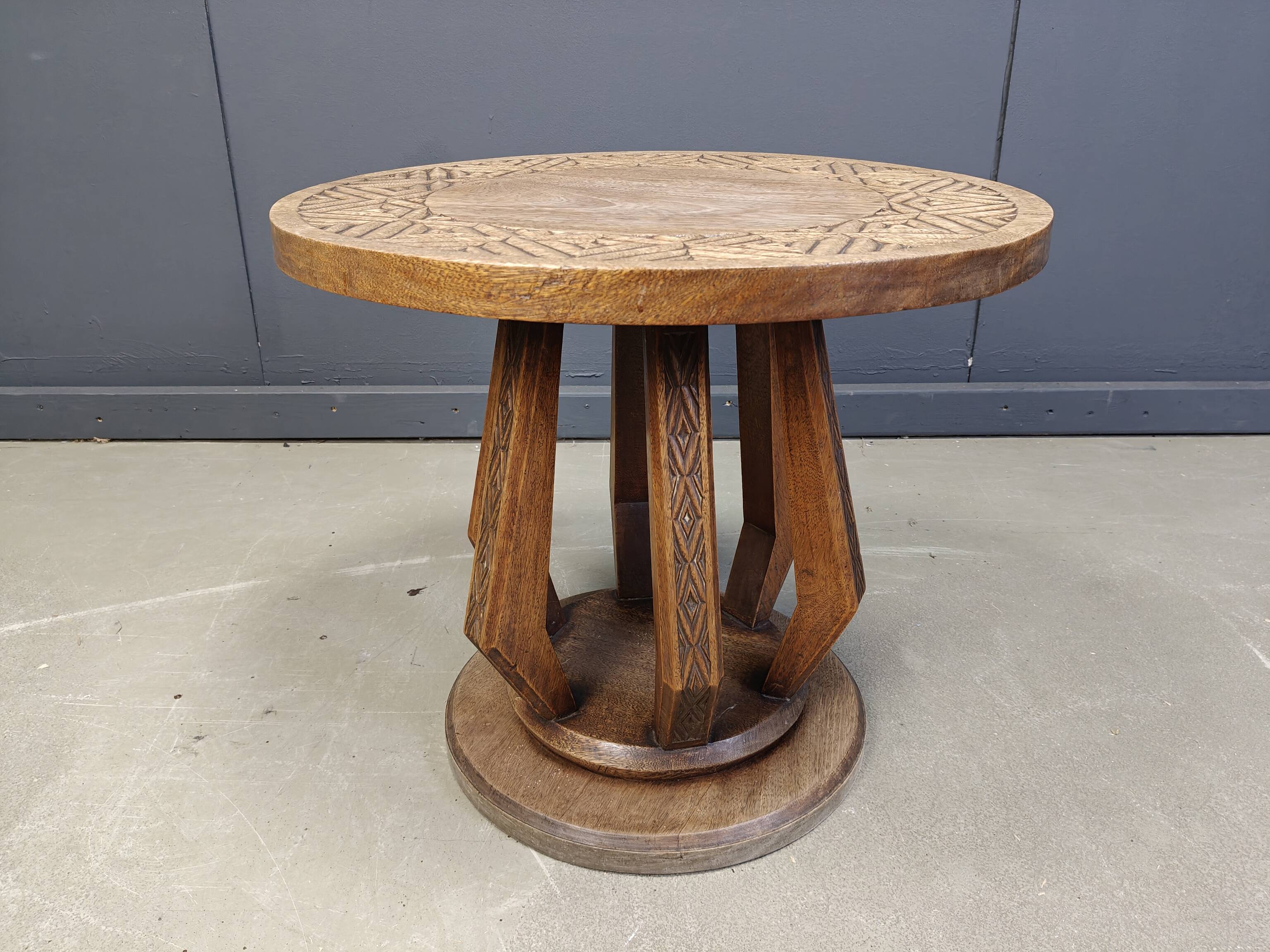 Fauteuil de chef cérémoniel africain avec table, en bois sculpté à la main, années 1960