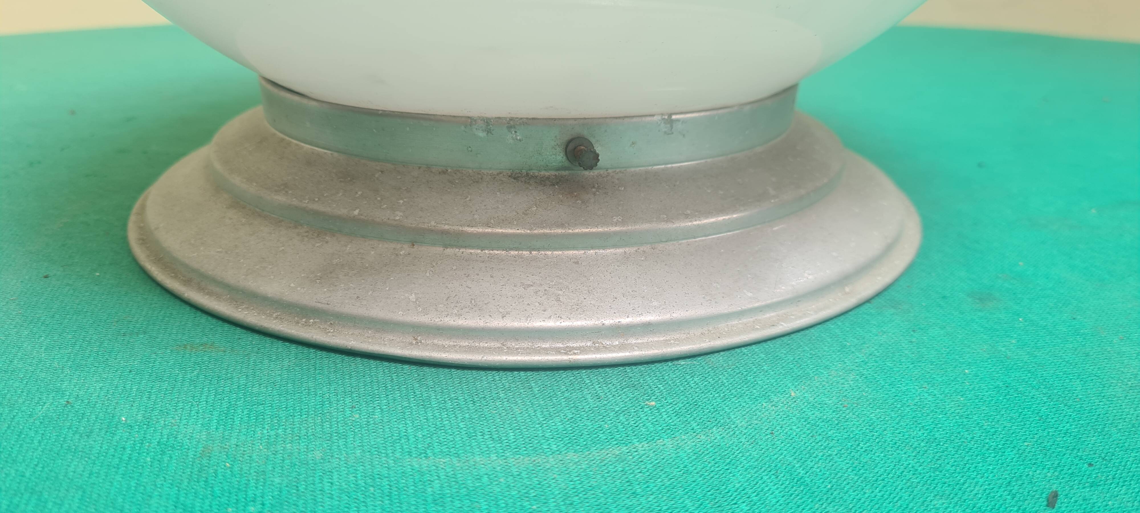 Plafonnier grand globe opaline anneés 50/ 60