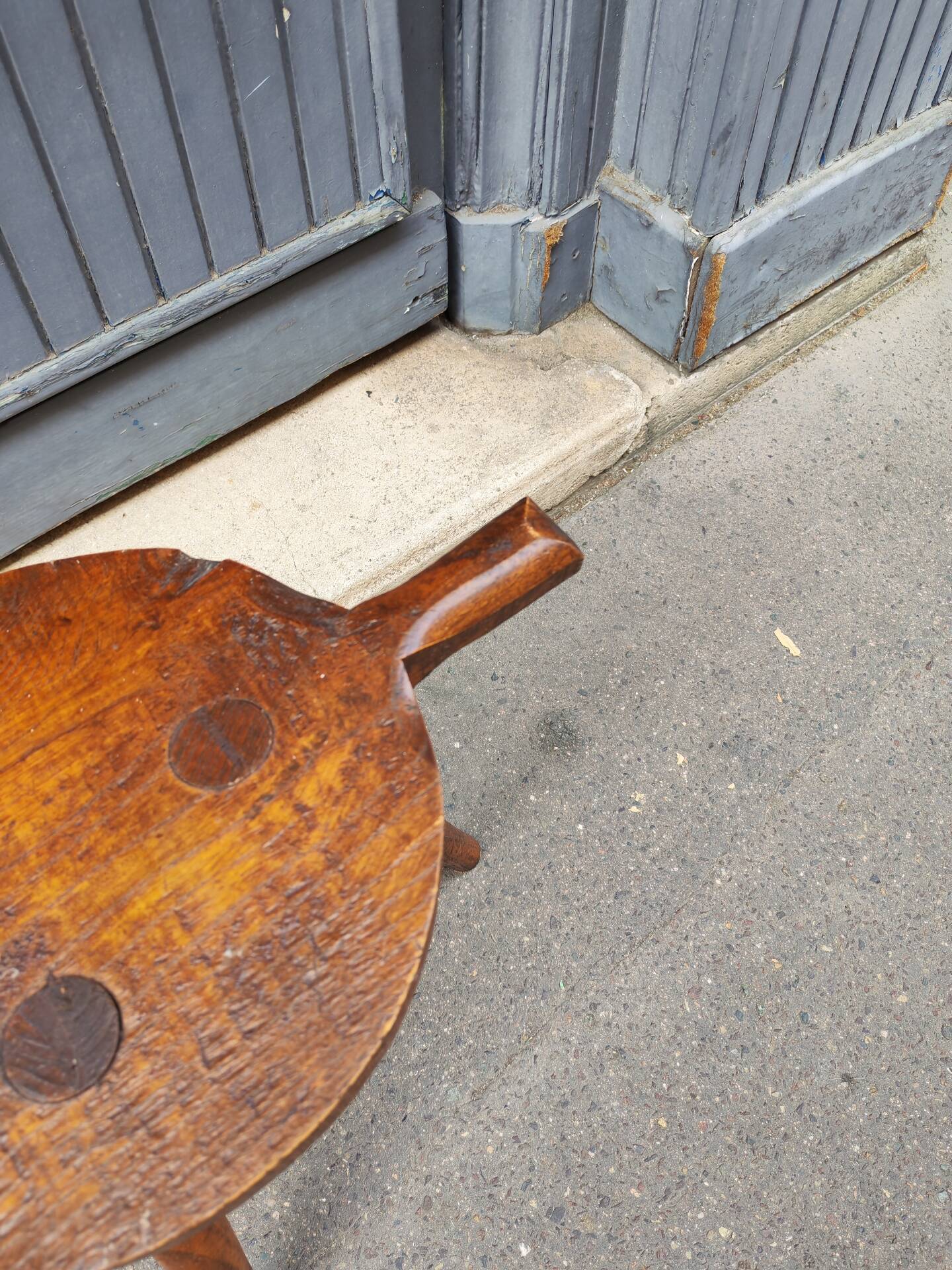 Tabouret tripode ancien  en chêne massif art populaire 