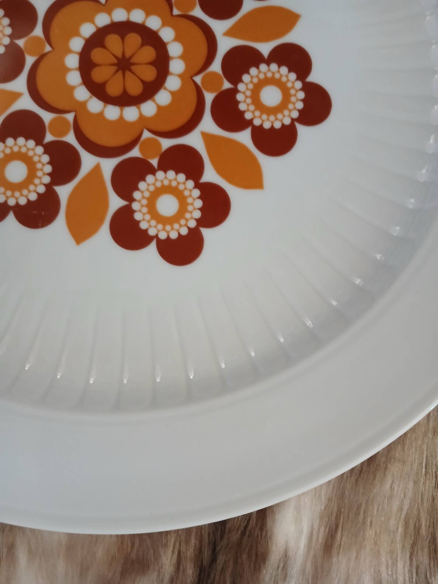 Plat ancien aux motifs années 70