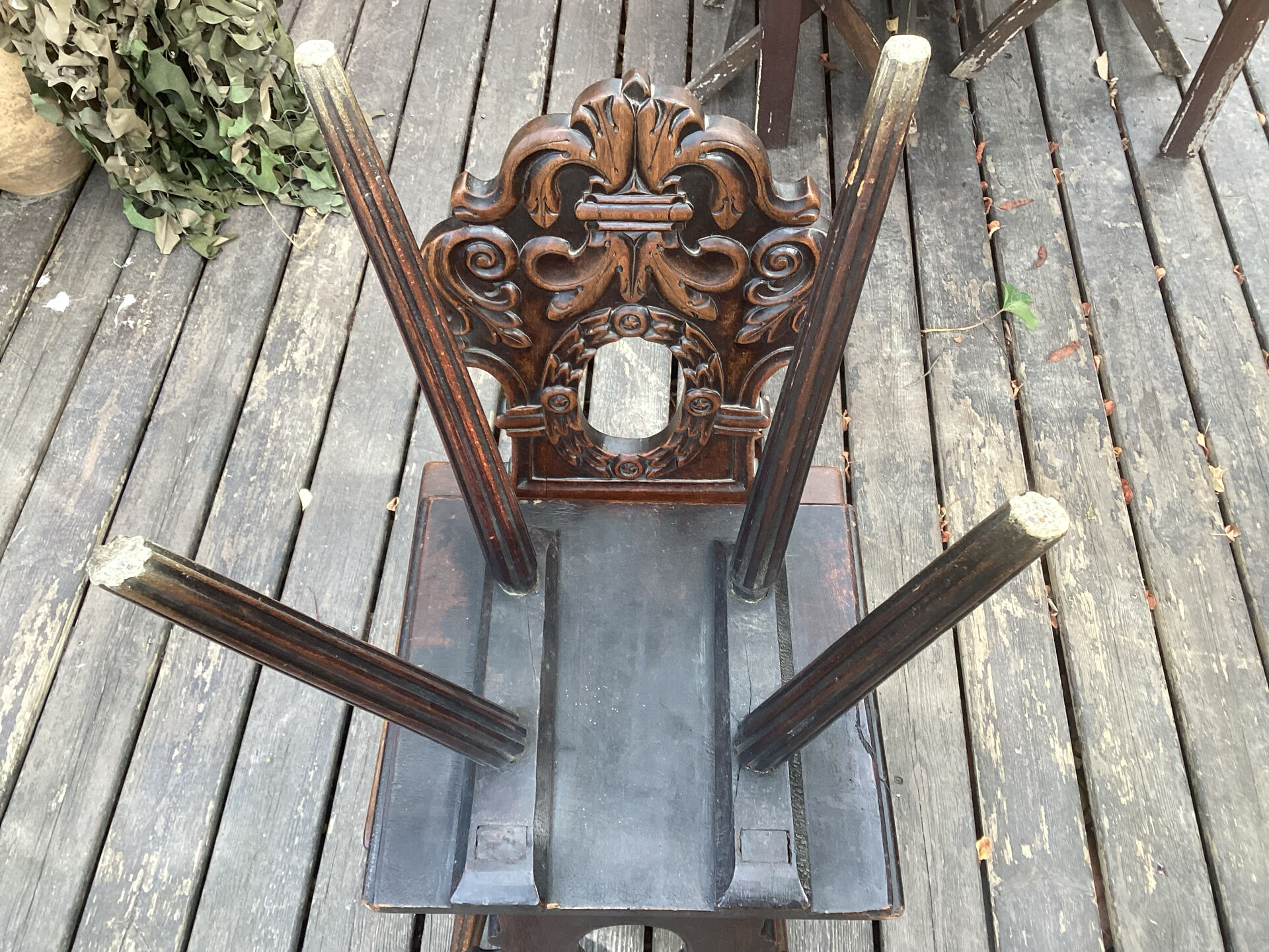 Pair of Alsatian chairs from the late 18th century with carved backs.
