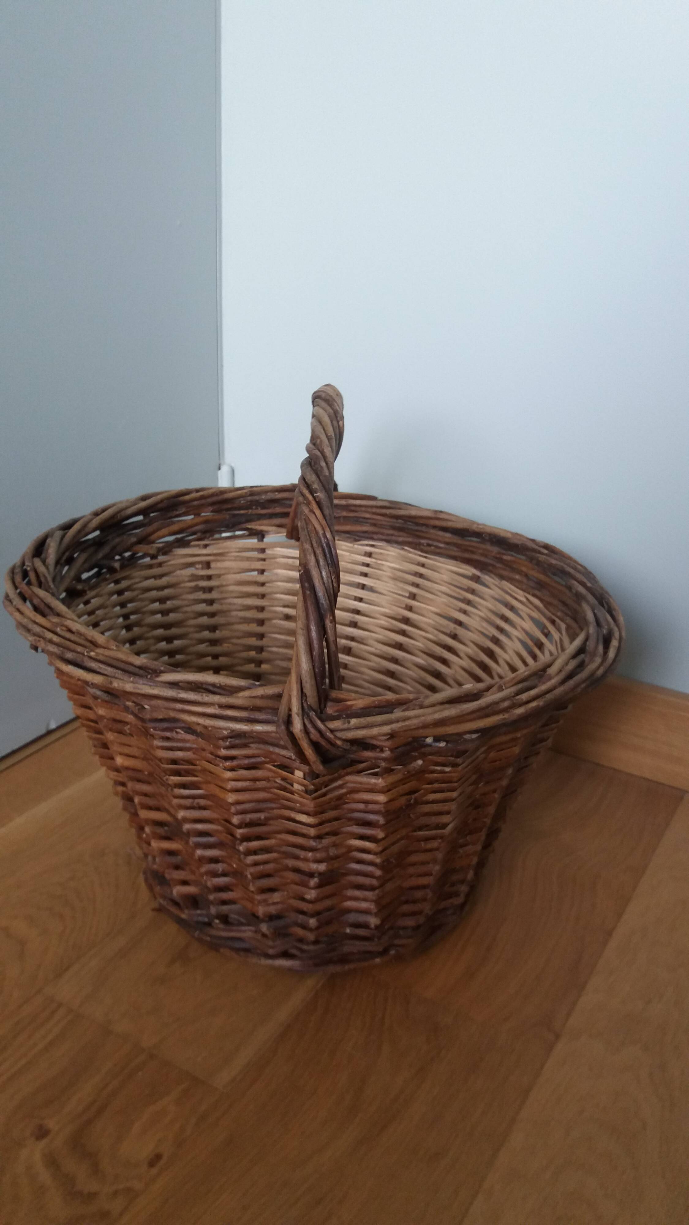 Woven wicker basket with handle