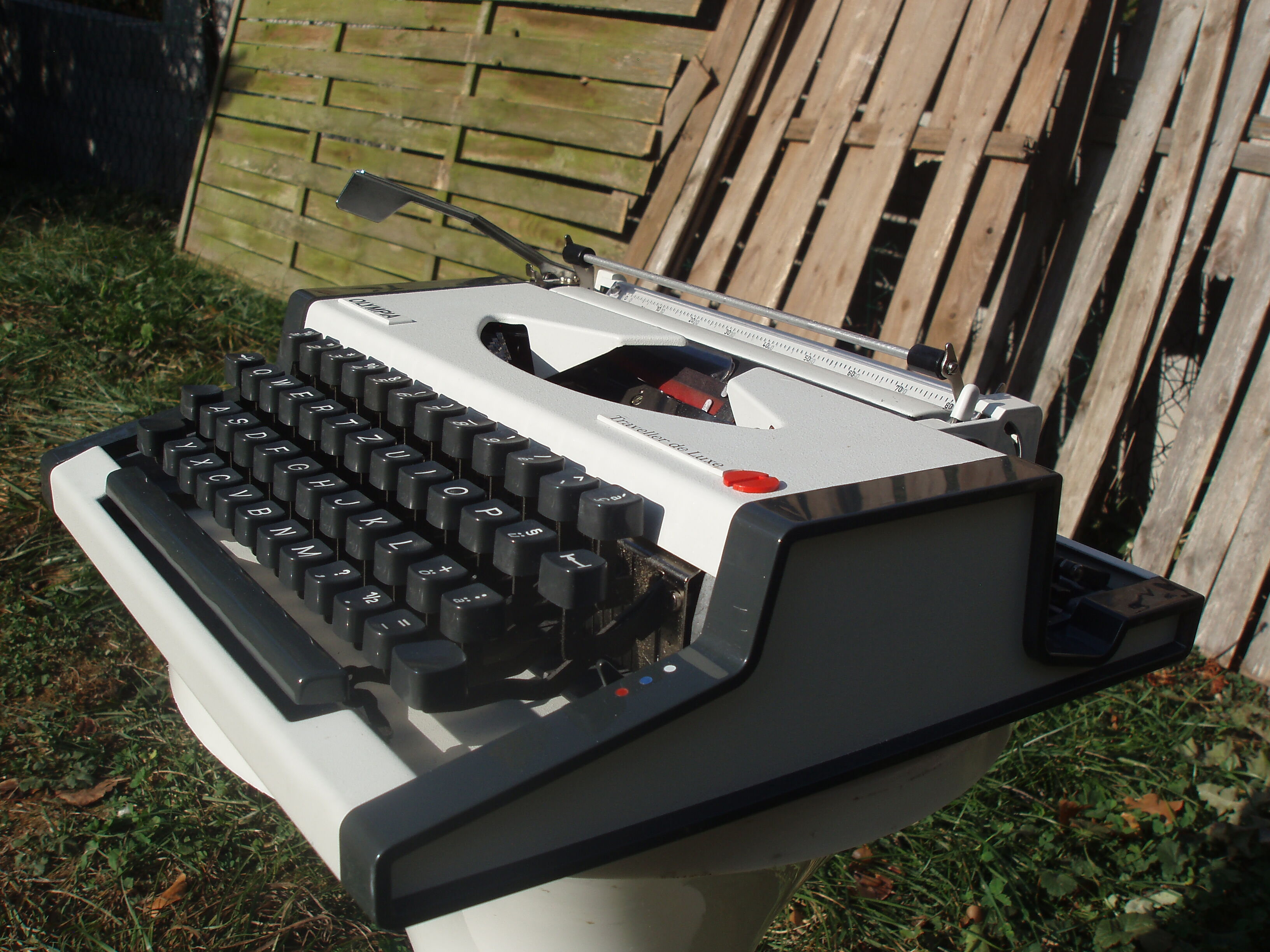Revised typewriter and Olympia Traveller luxury with his satchel