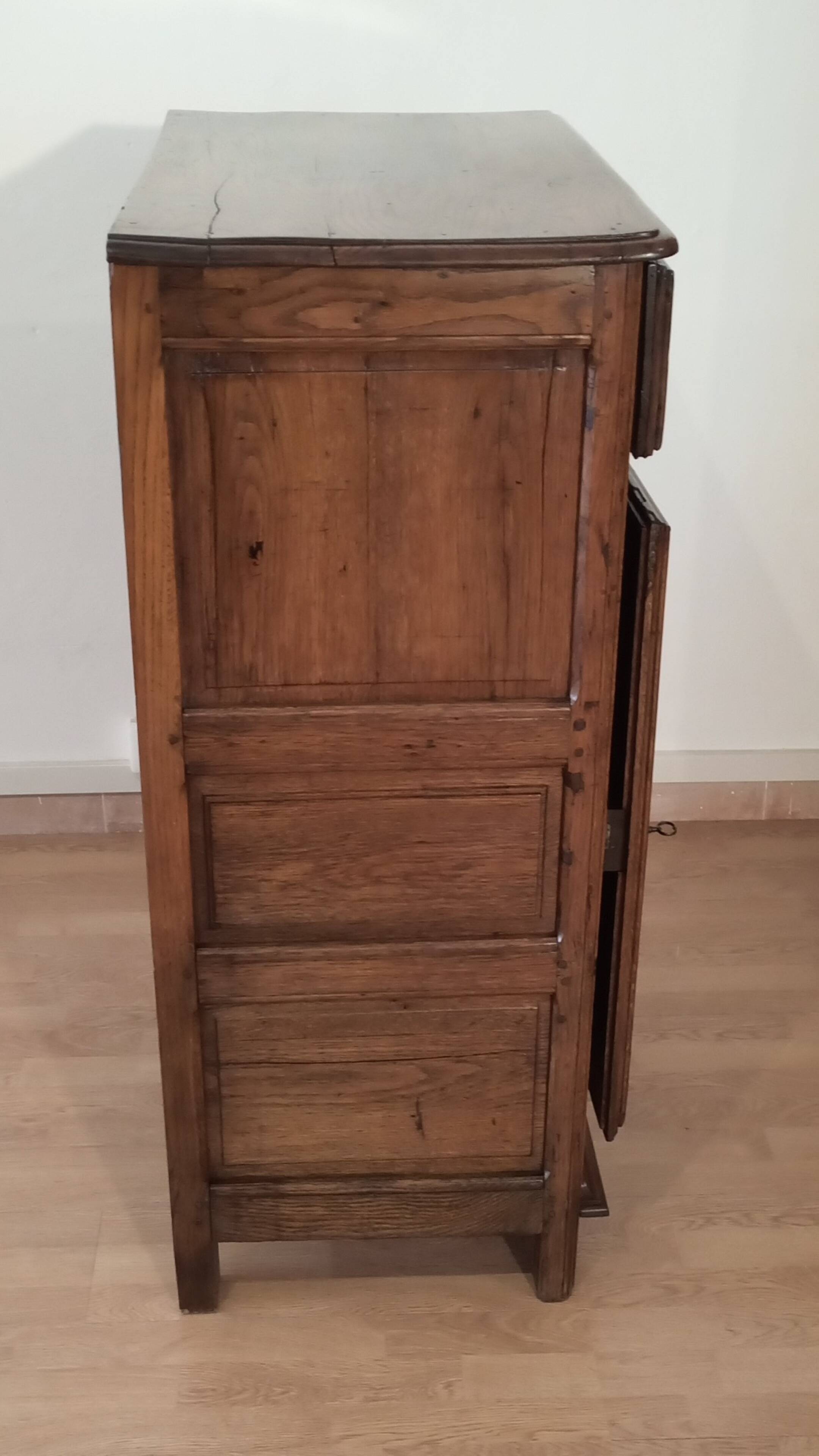 Buffet bas vintage 1700 en bois de chêne. Commode rustique en bois