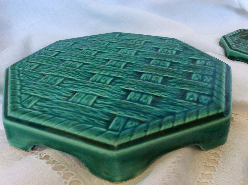 Set of 6 knife holders, a trivet, a 1960s bottle coaster