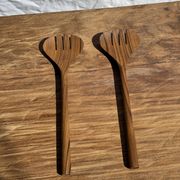 Couvert à salade ou grande cuillère en teck ovale fendue. L18 D8,5