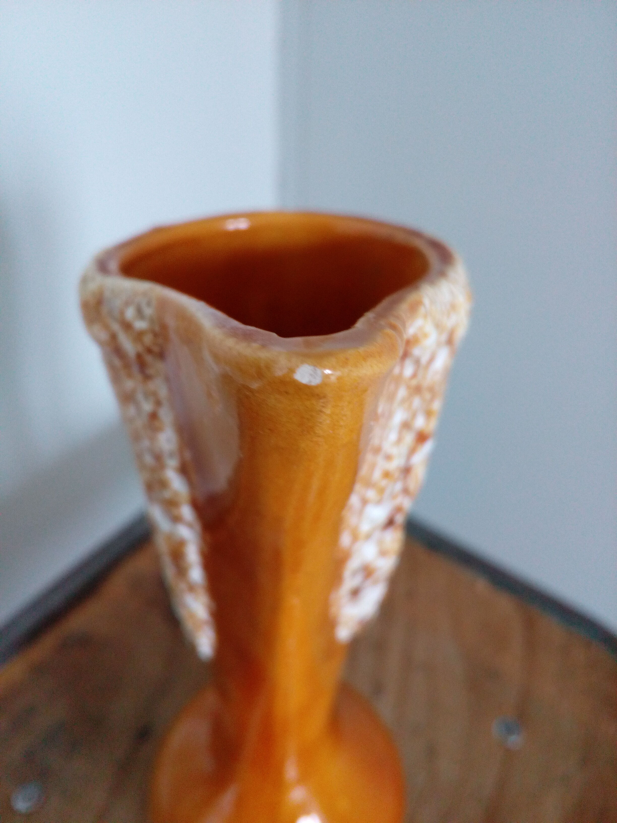 Vase soliflore jaune doré décor fat lava ou écume de mer