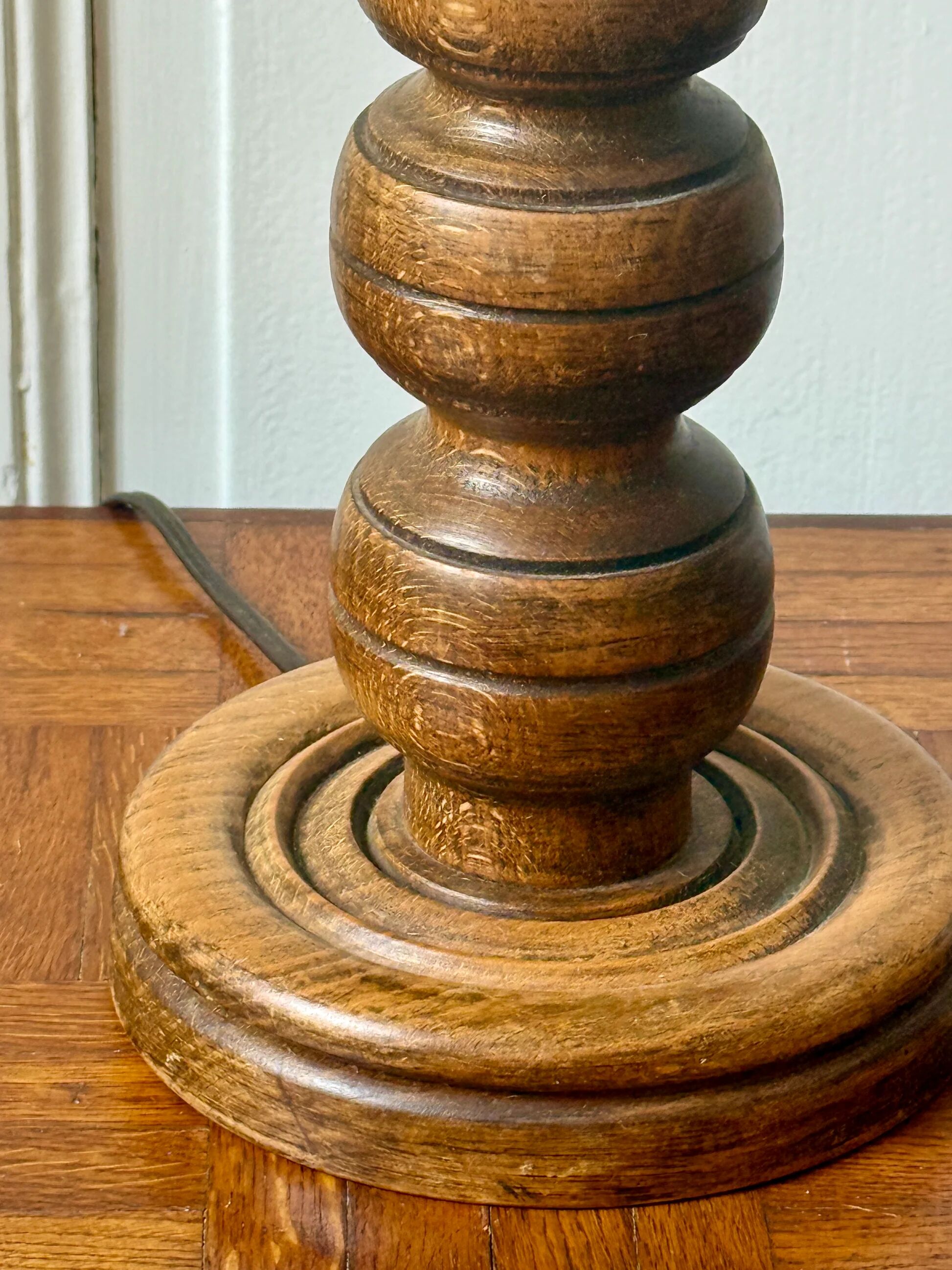 Pied de lampe en bois tourné