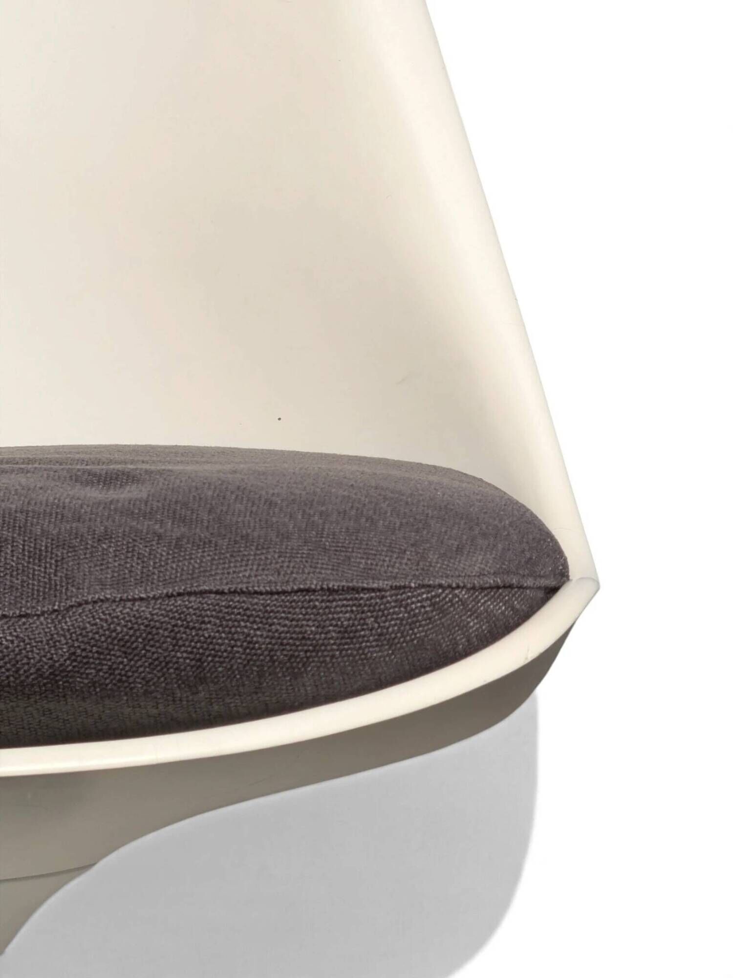 Eero Saarinen Tulip chair Knoll, aluminium base, blue cushion