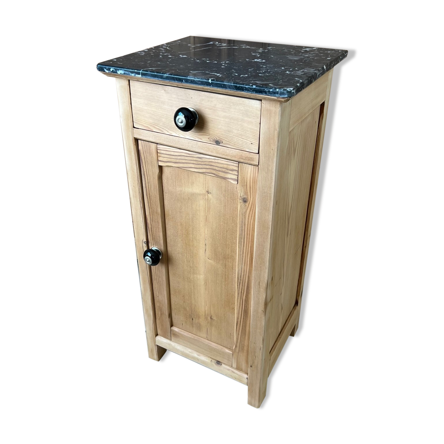 Furniture in raw wood and black marble