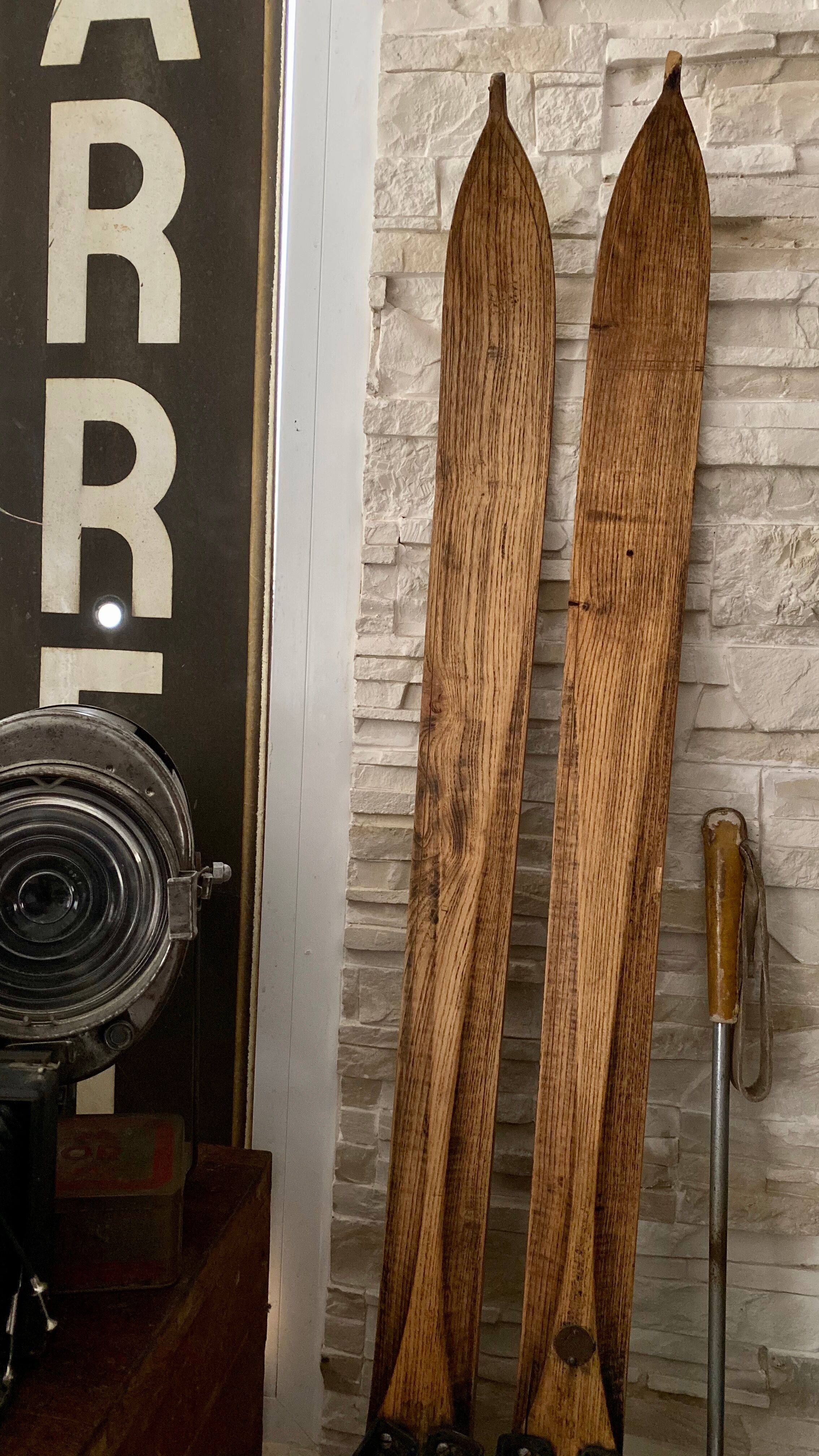 Paire de ski vintage en bois