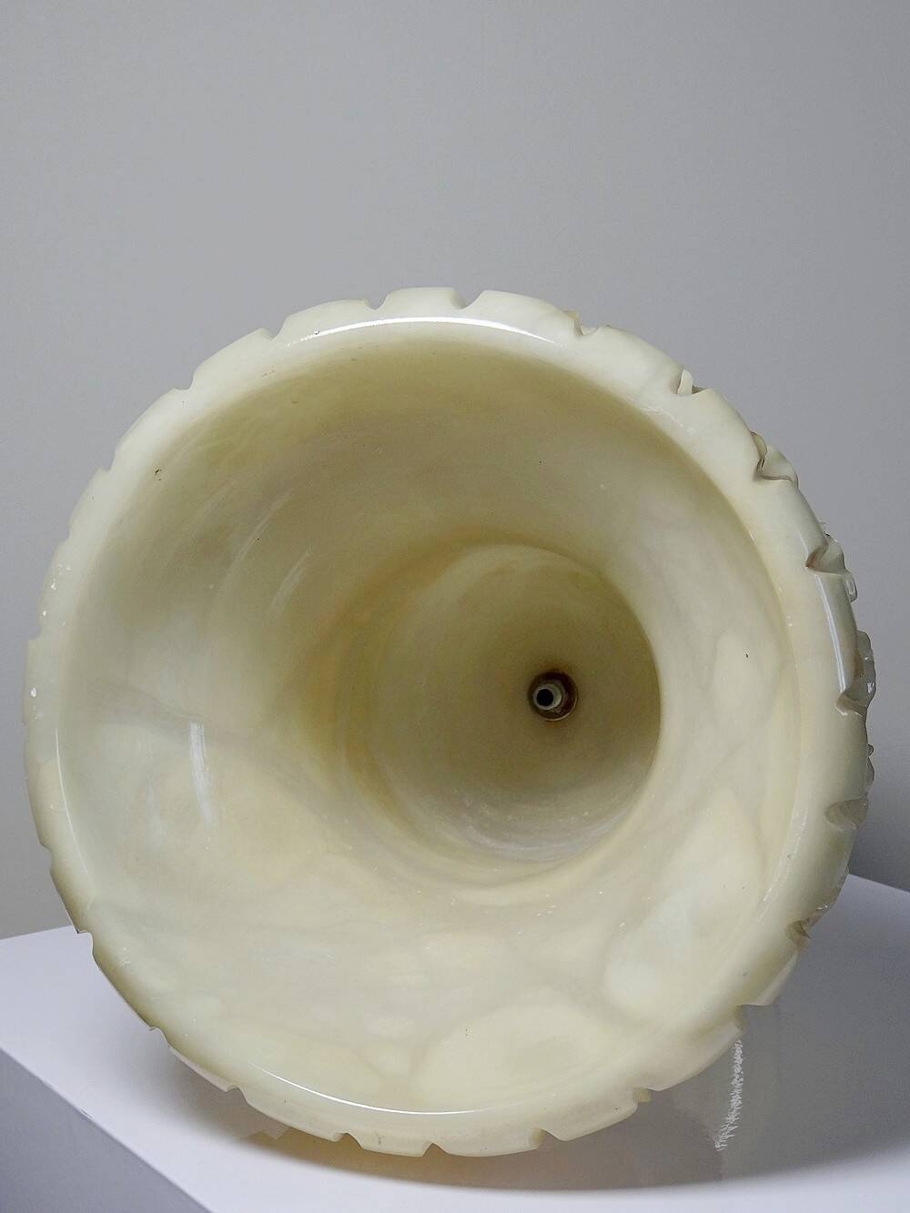 Large Medici vase in alabaster/yellowish marble, Belle Époque style