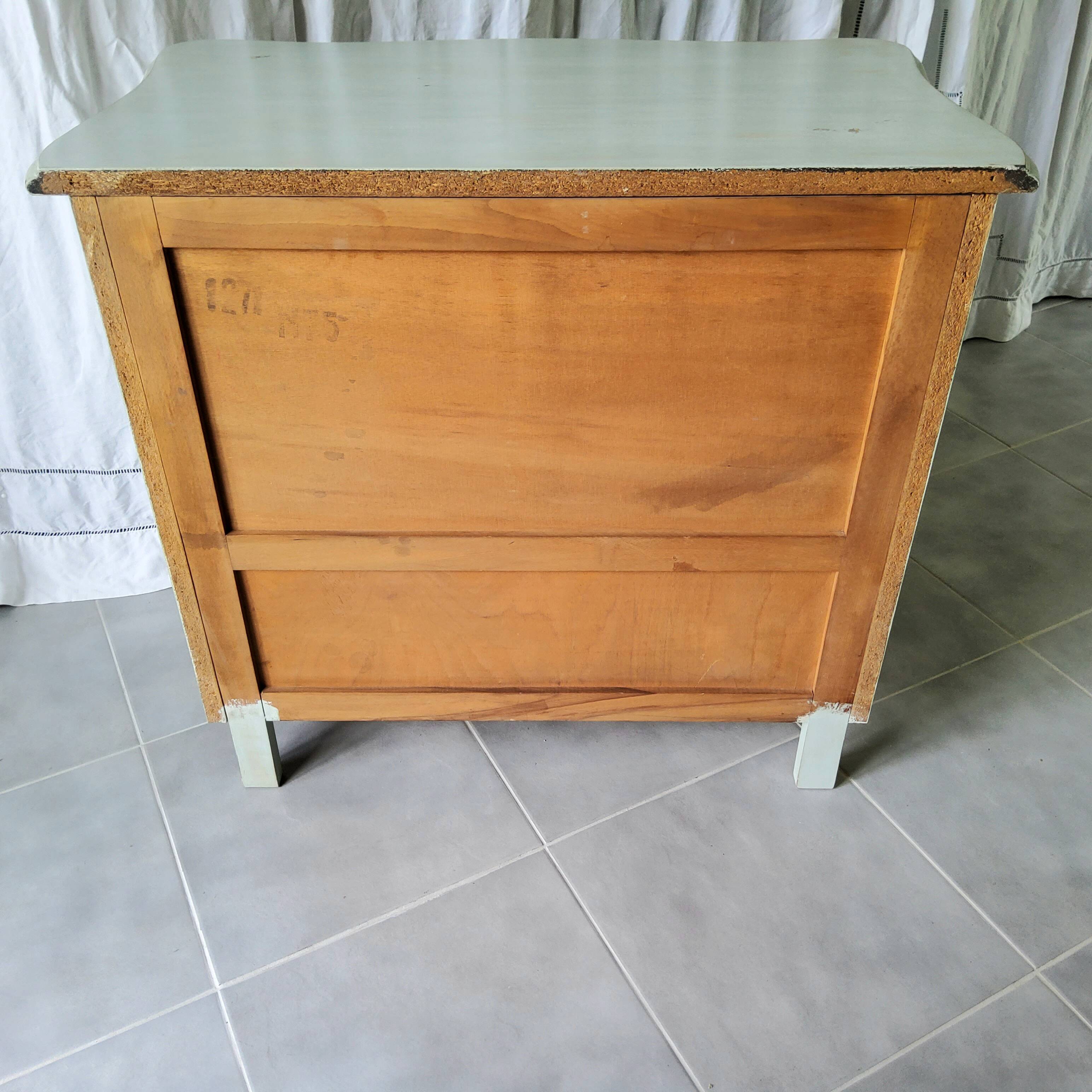 Commode galbée patinée