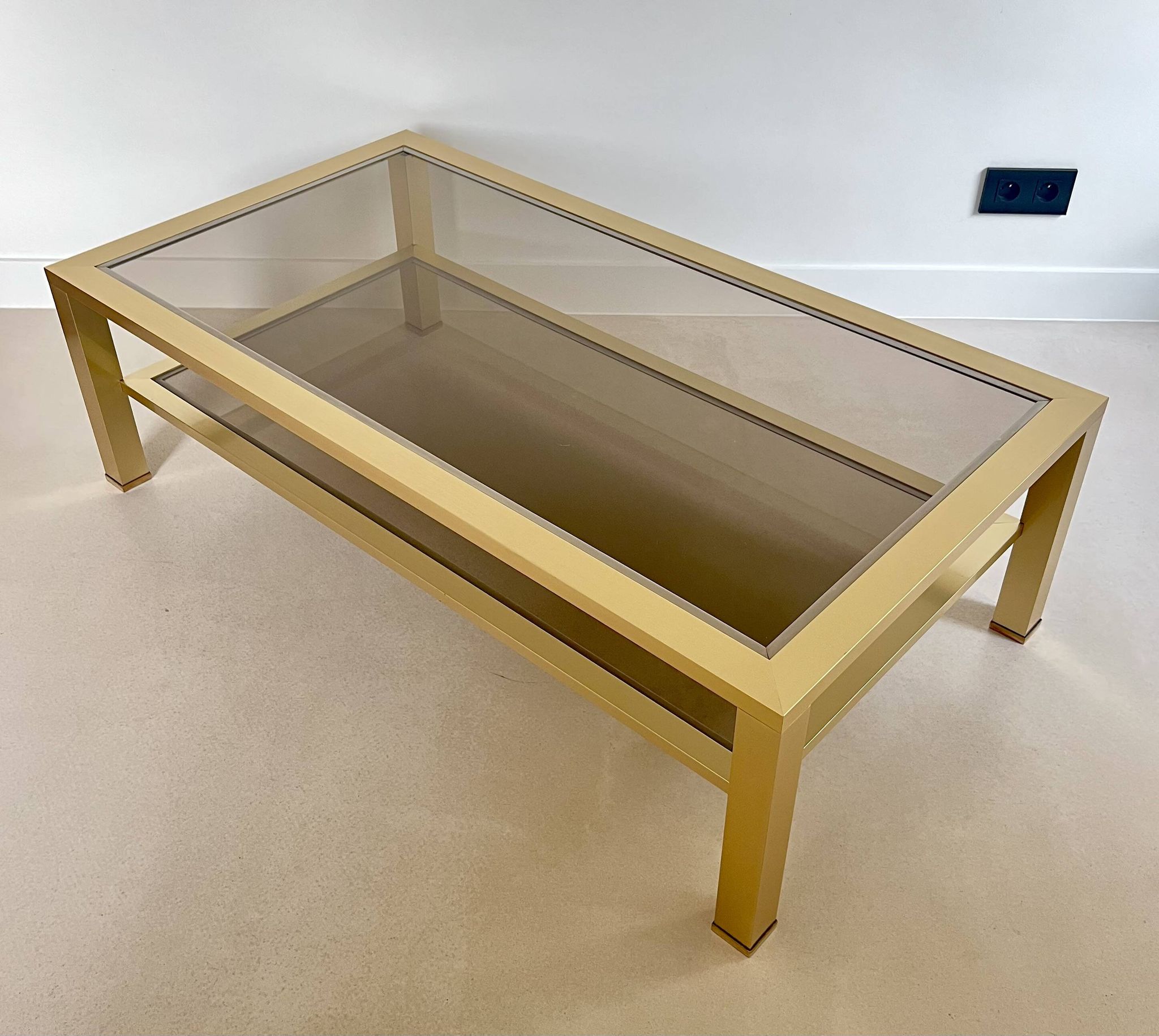 Table basse grand modèle en métal doré, France années 70