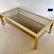 Table basse grand modèle en métal doré, France années 70