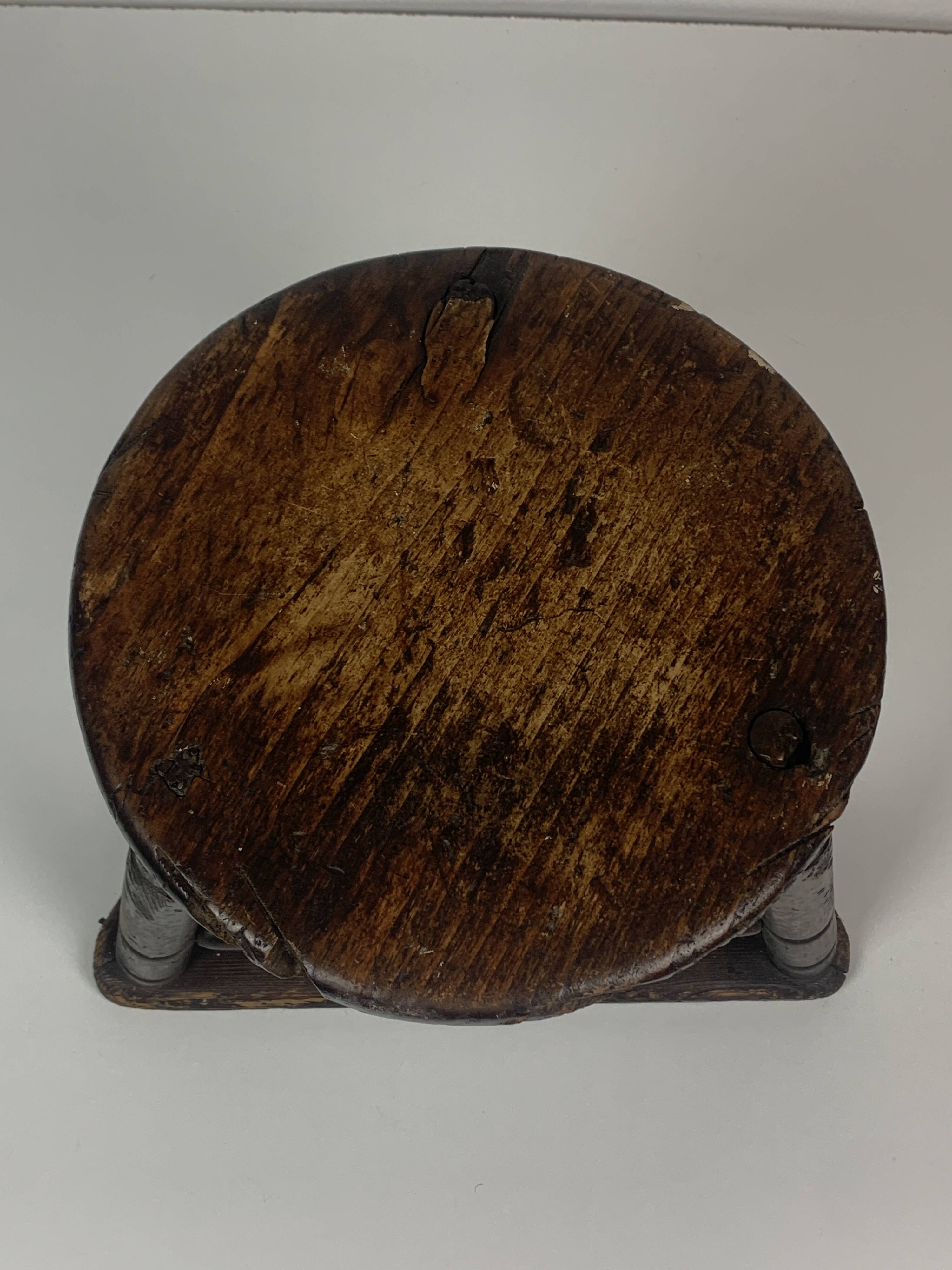 Tabouret tripode en bois ancien pour couteliers, bijoutiers et ouvriers