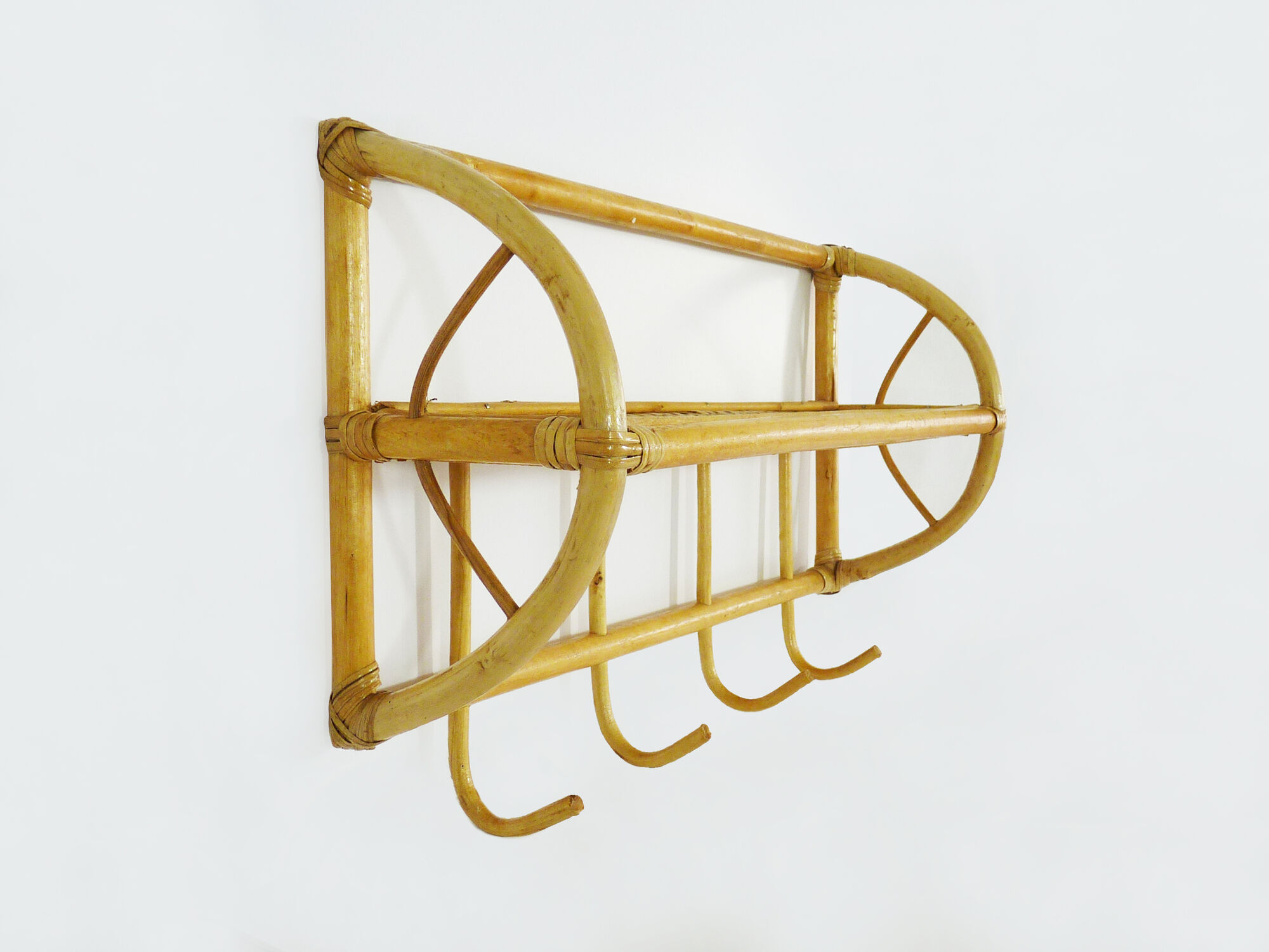 4-patère wall door and shelf. Vintage rattan coat hanger. Year 60