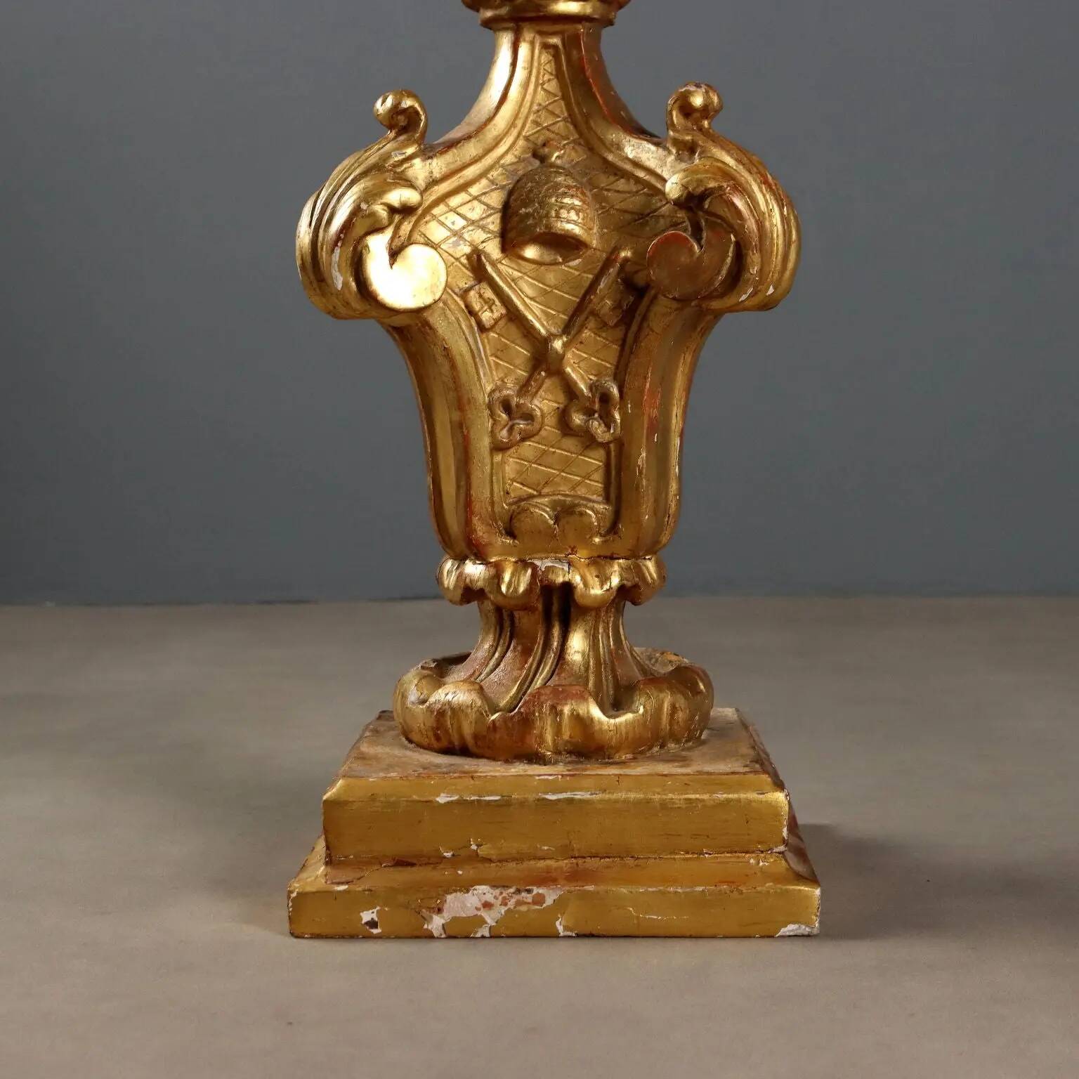 Paire de candélabres anciens en bois sculpté et doré, 5 lumières, XVIIIe siècle