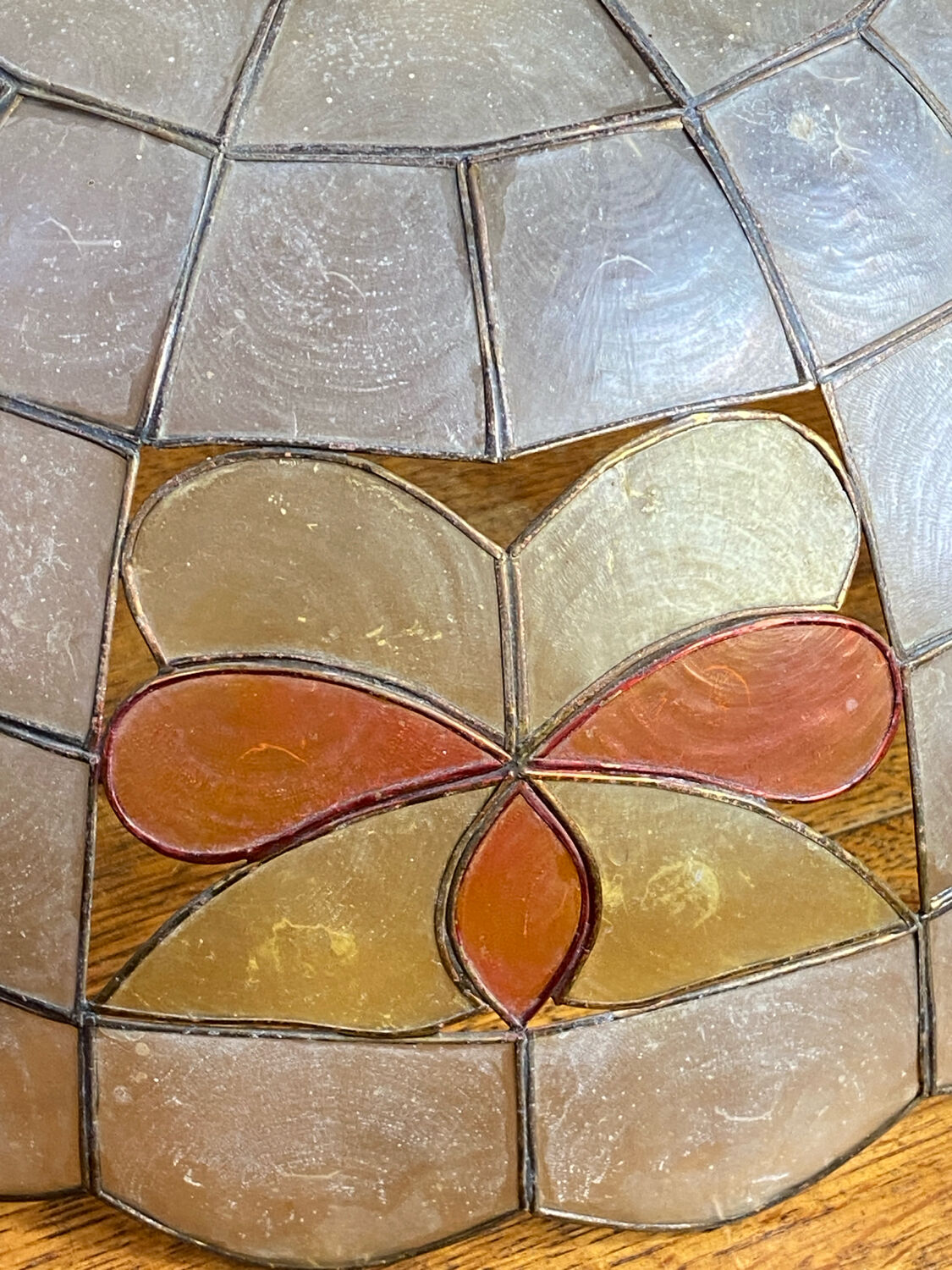 Mother-of-pearl and brass pendant with floral decoration.