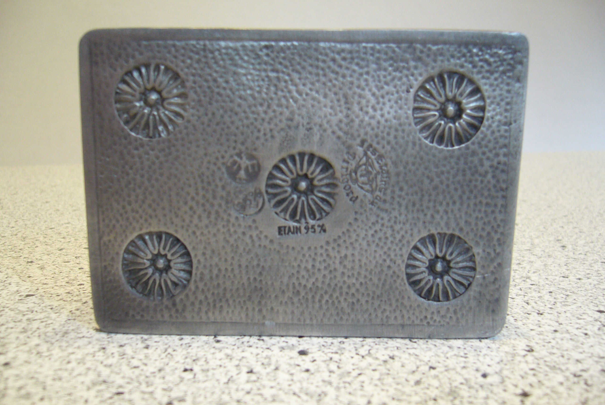 Box in pewter of Périgord