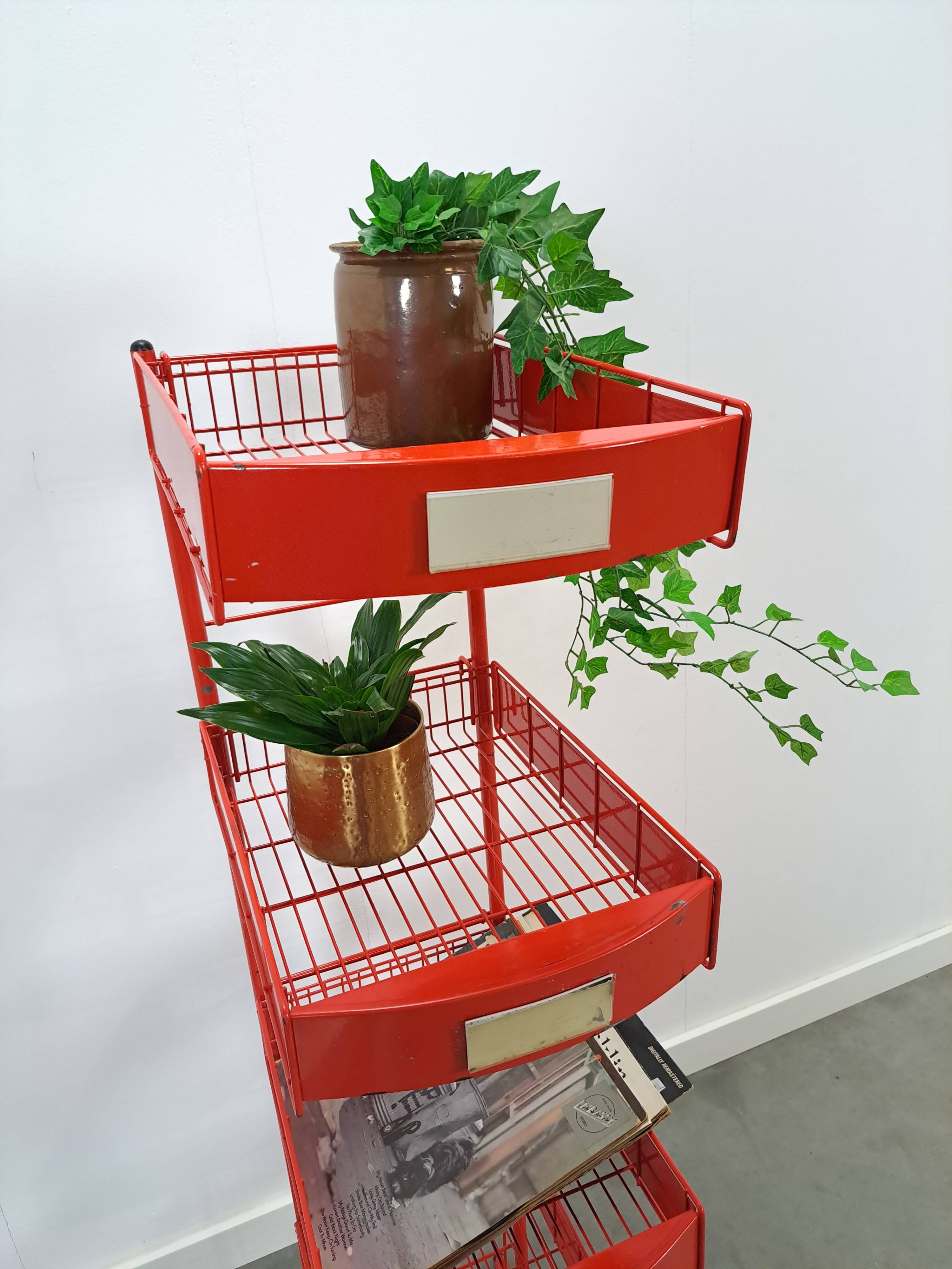 Rood metalen winkelvitrine winkelrek met manden vintage