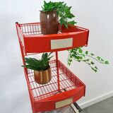 Rood metalen winkelvitrine winkelrek met manden vintage
