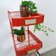 Rood metalen winkelvitrine winkelrek met manden vintage