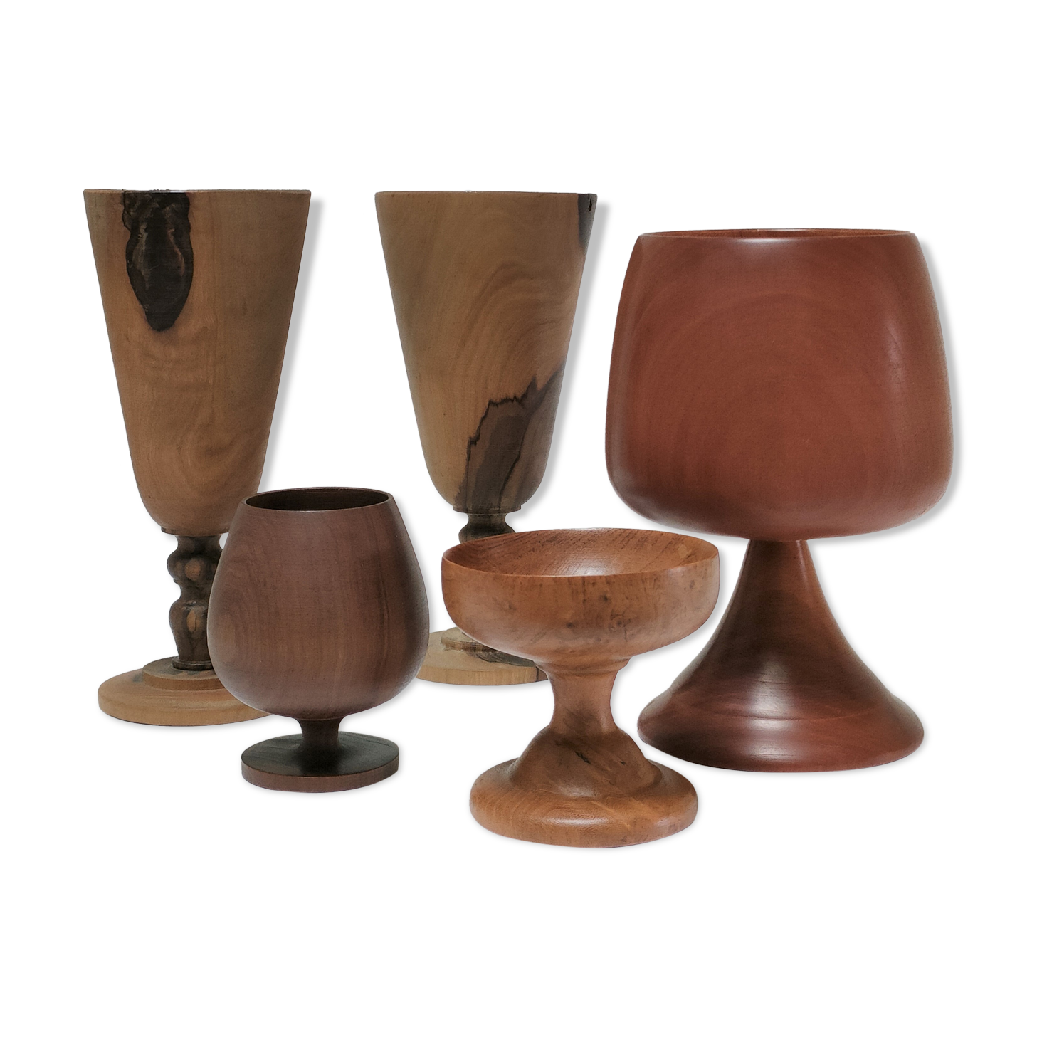Cinq verres à pied en bois tourné vintage