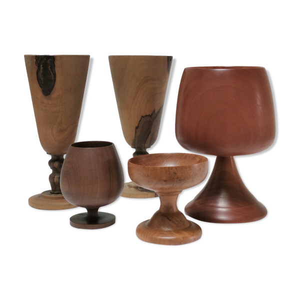 Cinq verres à pied en bois tourné vintage