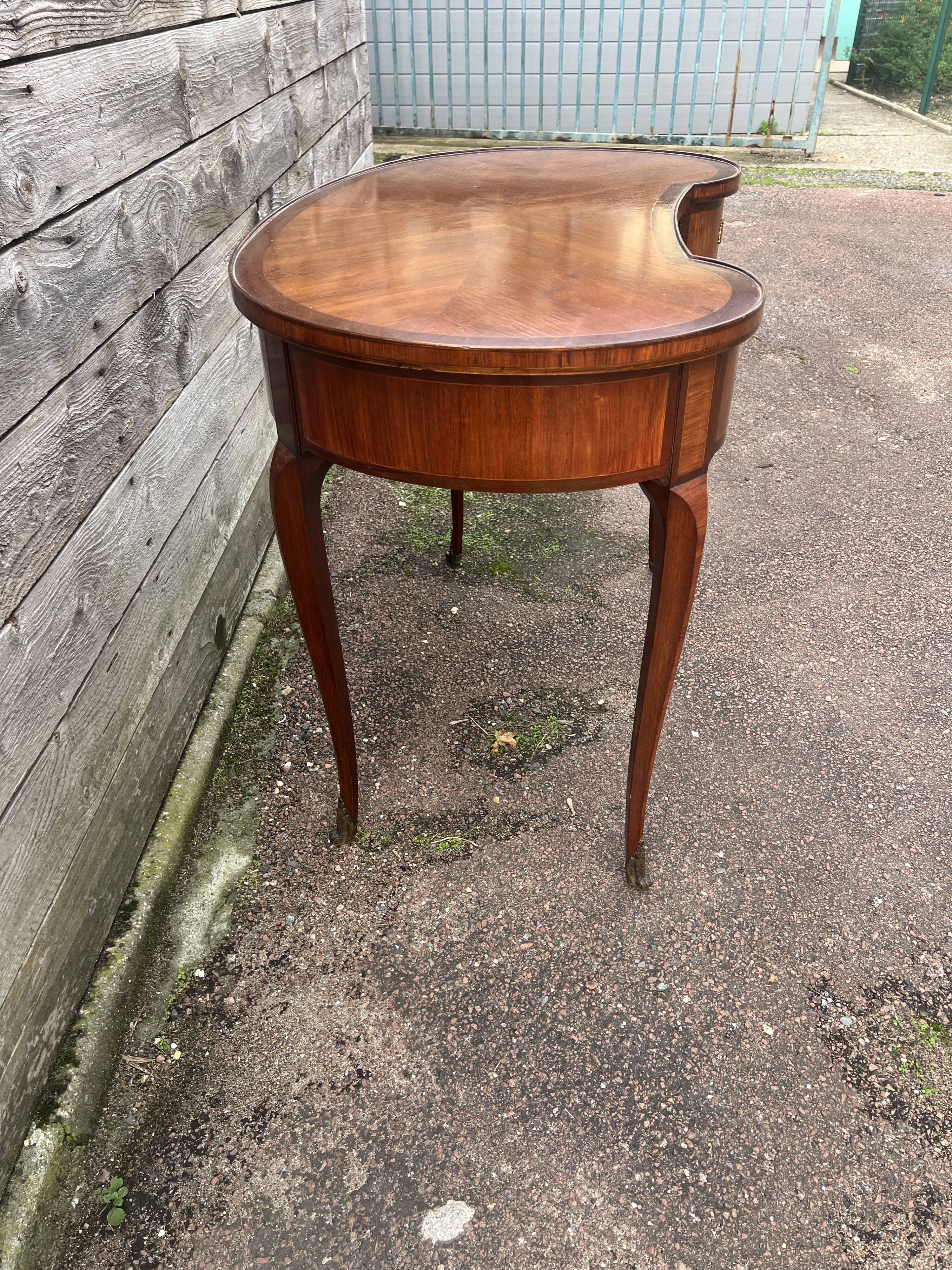 Kidney-shaped desk, marquetry, Transition style