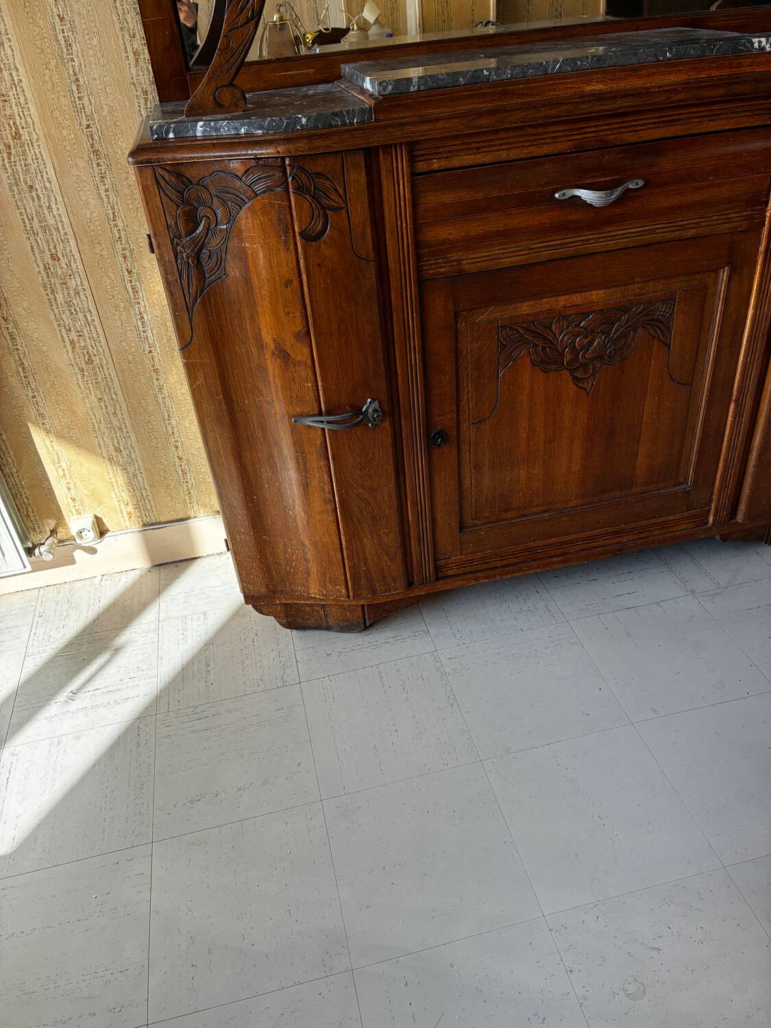 Buffet vaisselier Art déco ancien en bois massif et marbre