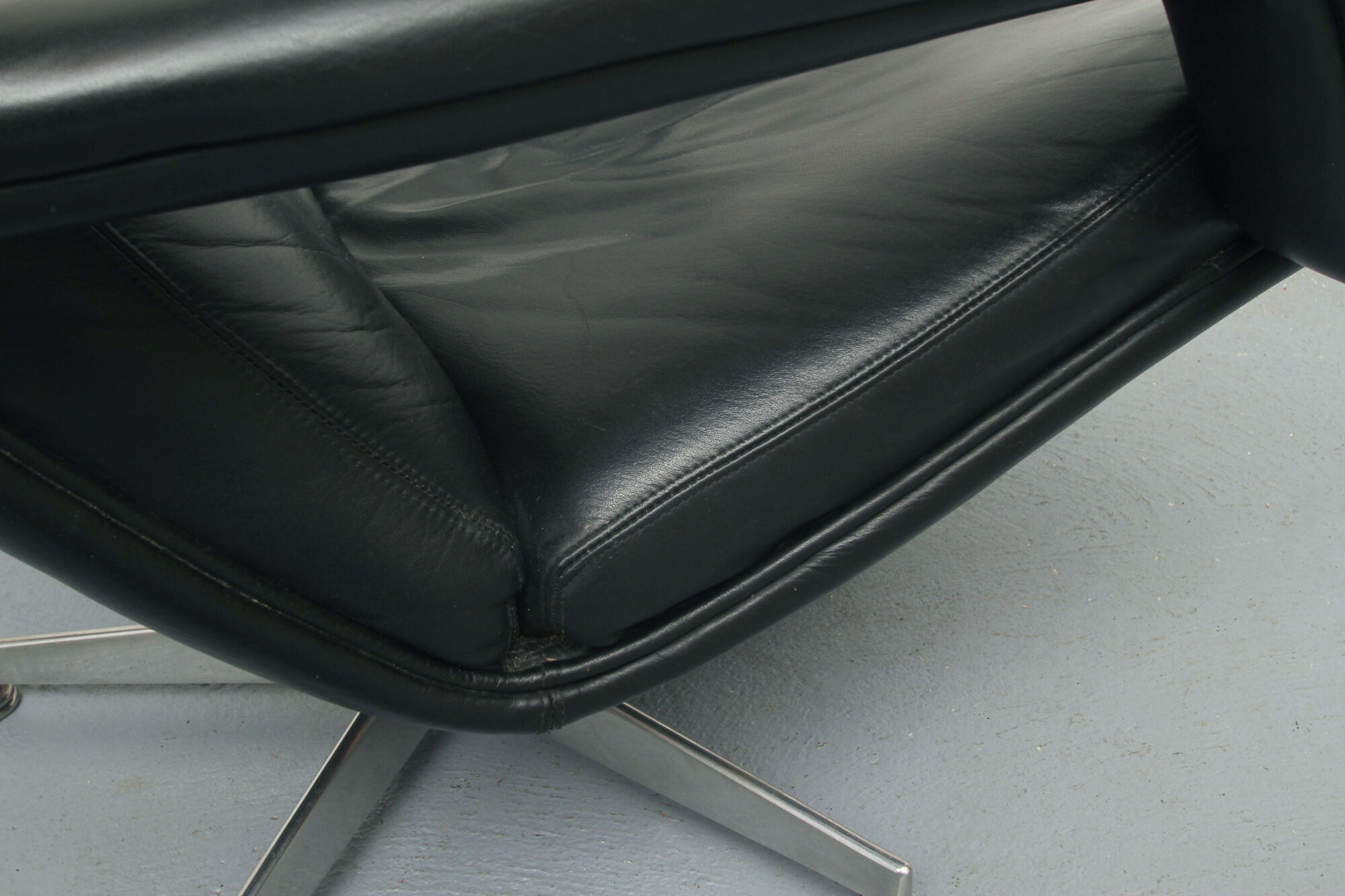 1970s leather swivel chair from geoffrey hartcourt for artifort