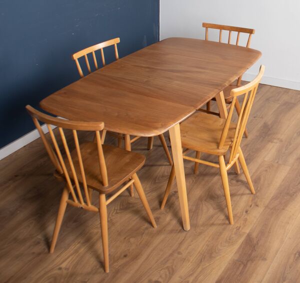 Table à manger rétro blonde Ercol modèle 383 et quatre chaises de cuisine à dossier en bâton