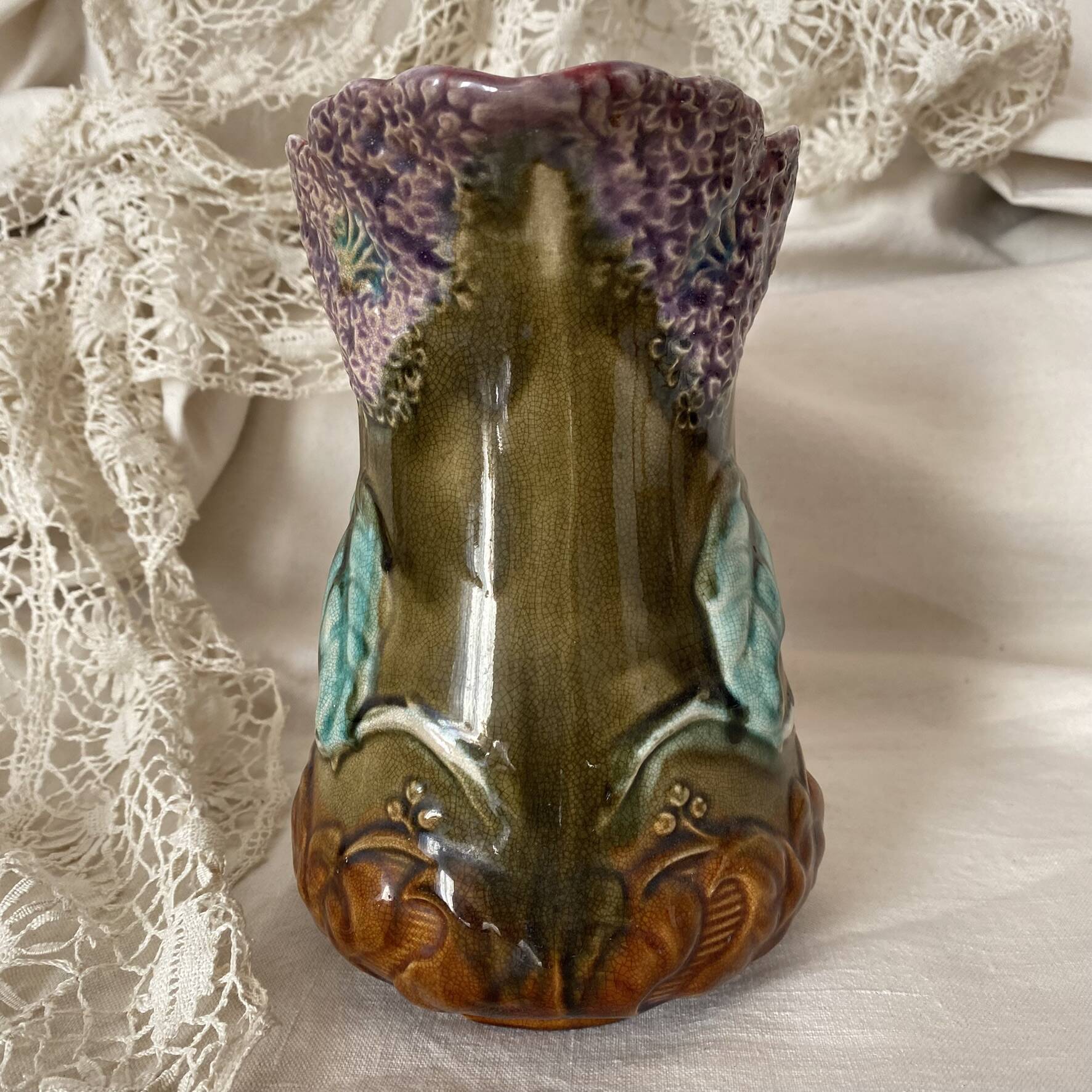 Pichet en barbotine Onaing décor Lilas art nouveau