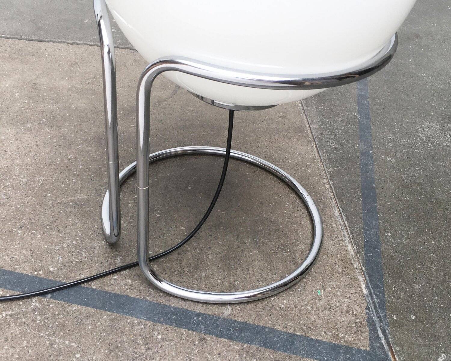 Vintage globe floor lamp in glass and chrome from the space age.