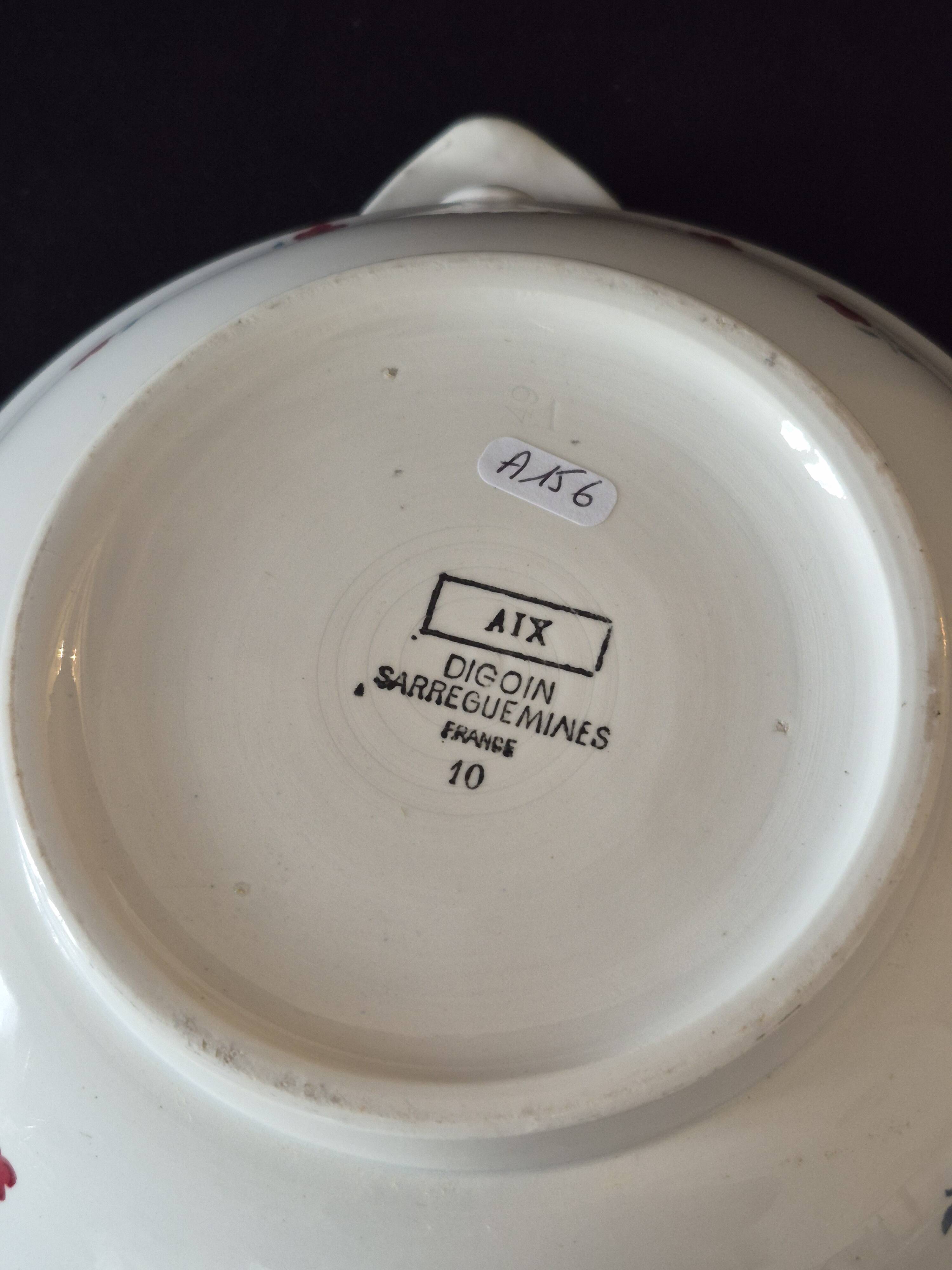Vegetable dish (soup tureen) in Digoin Sarreguemines earthenware, model AIX A156.