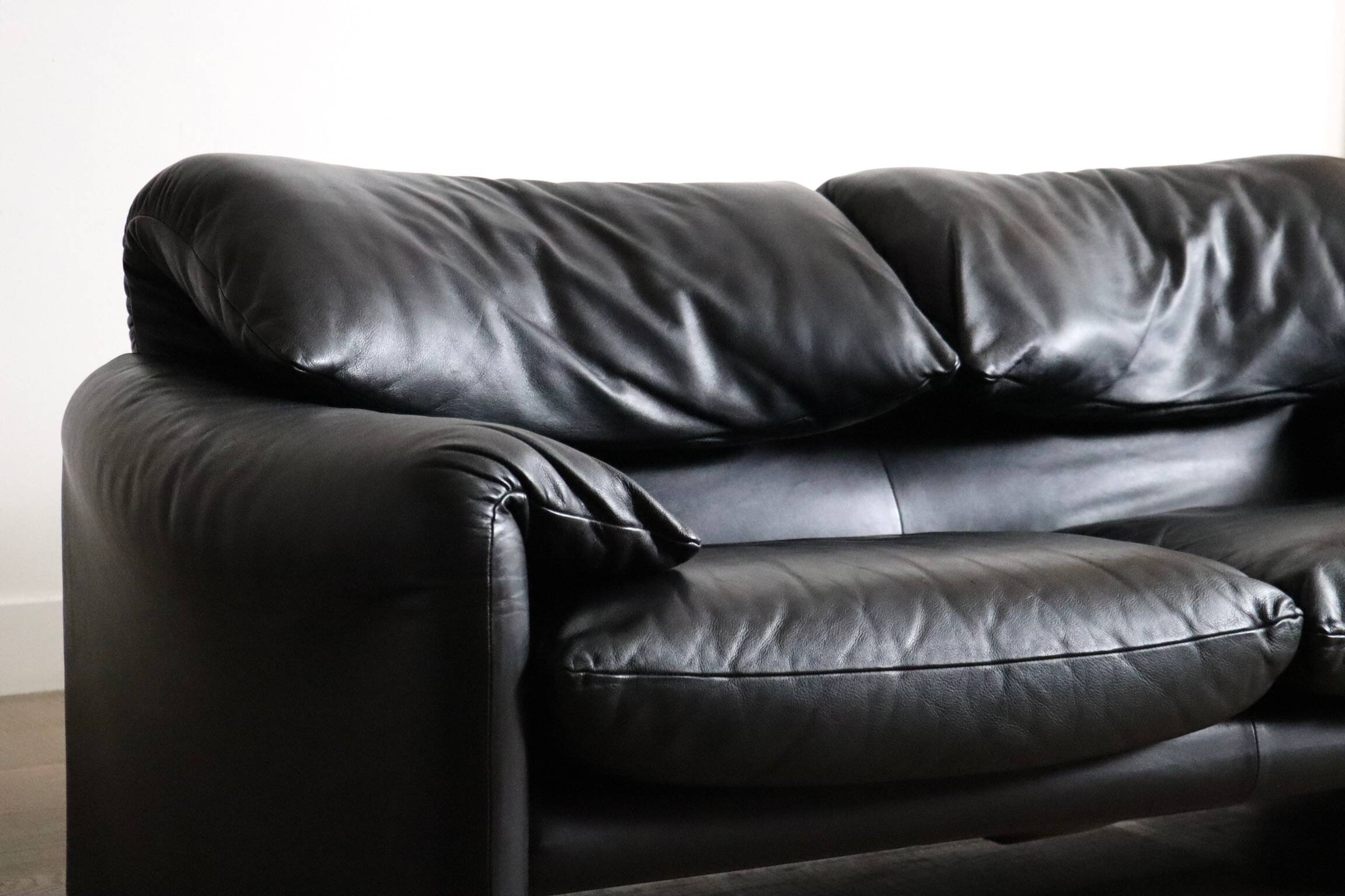 Cassina Maralunga Two Seater Sofa In Black Leather By Vico Magistretti 1970