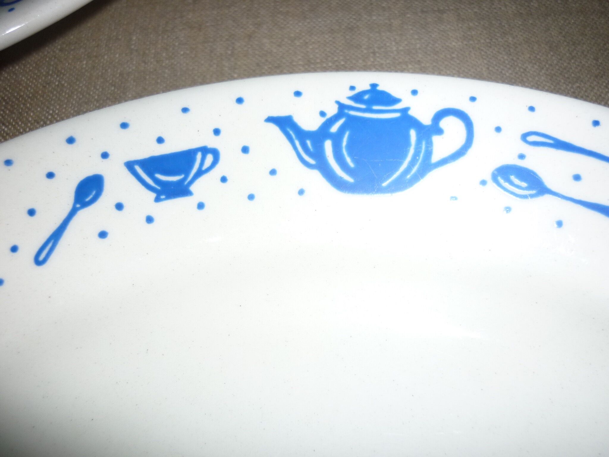 Set of 2 plates naïve blue décor on white background