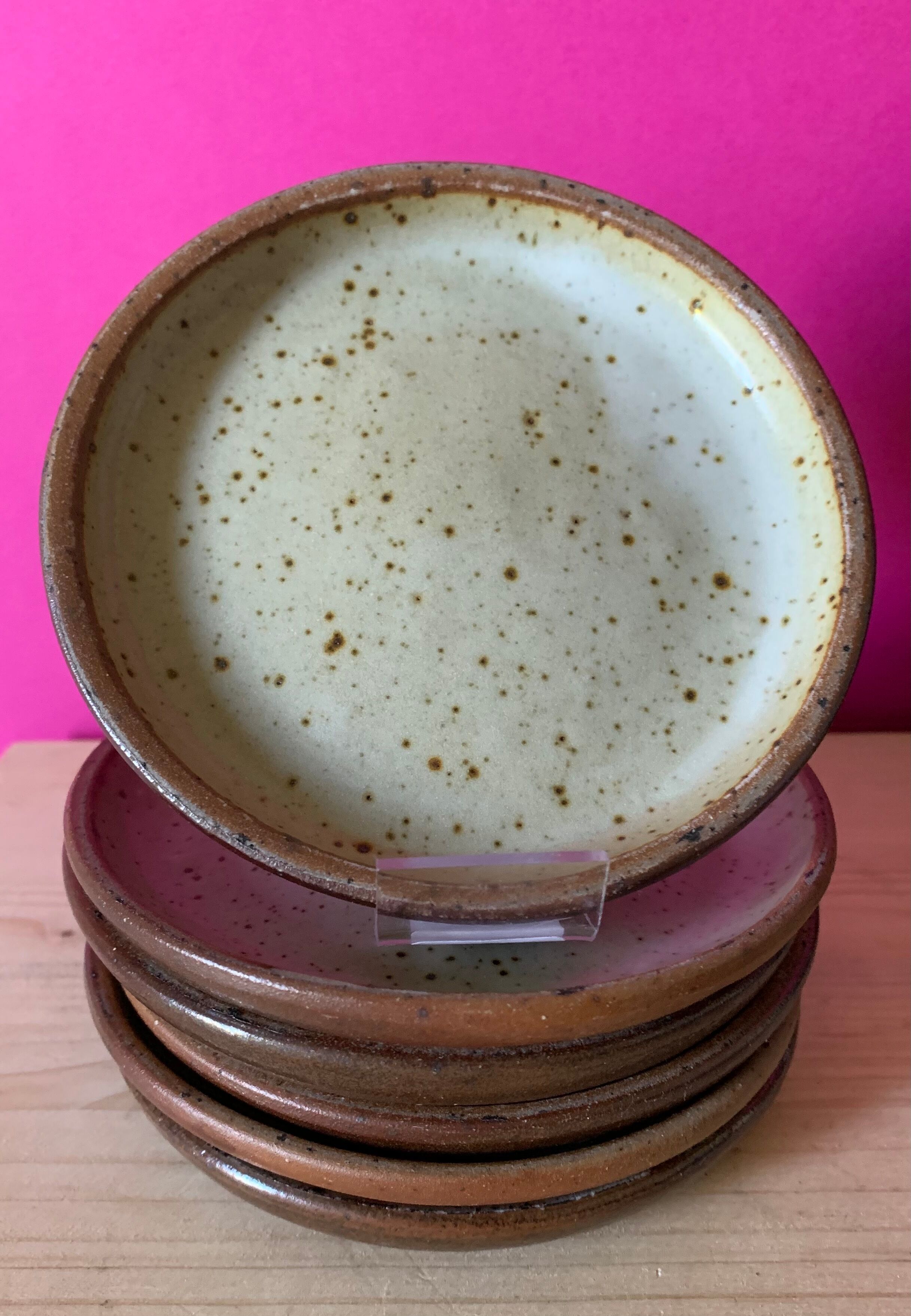 6 stoneware plates