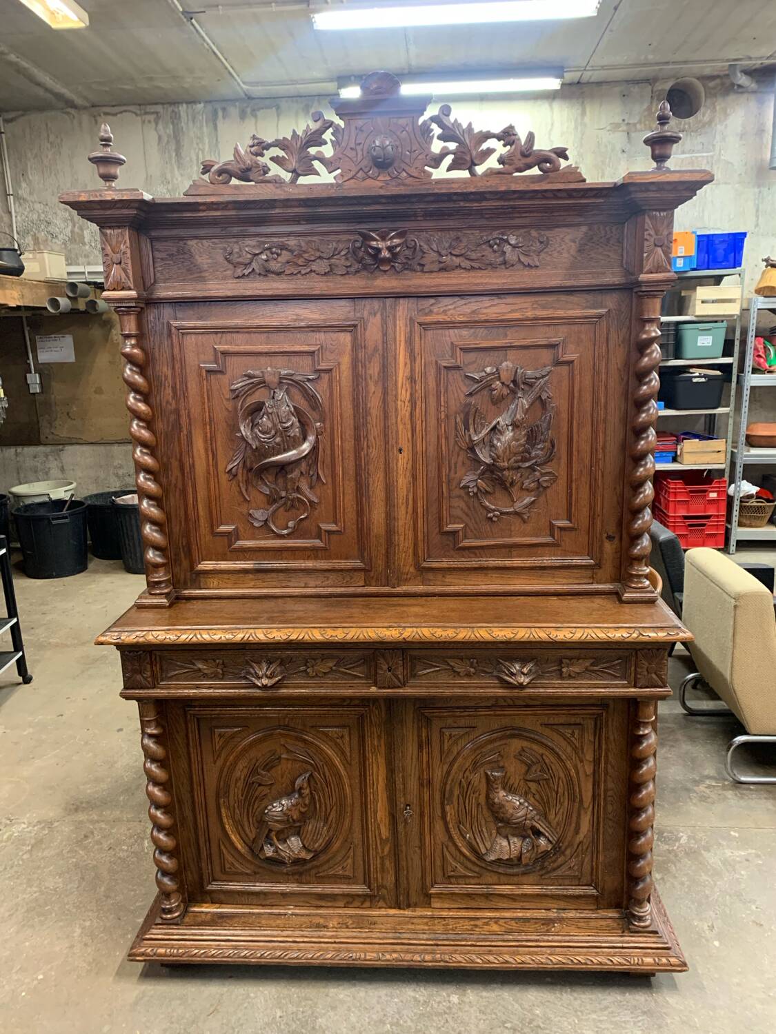 Buffet 2 corps de chasse en bois tourné et sculpté, vers 1900