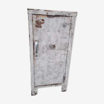 Low metal cabinet